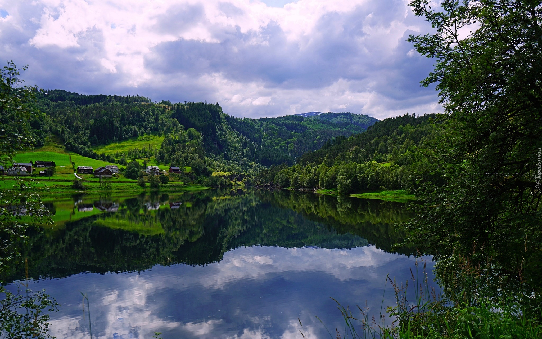 Norwegia, Jezioro Seimsvatnet, Wzgórza, Domy, Wieś, Odbicie