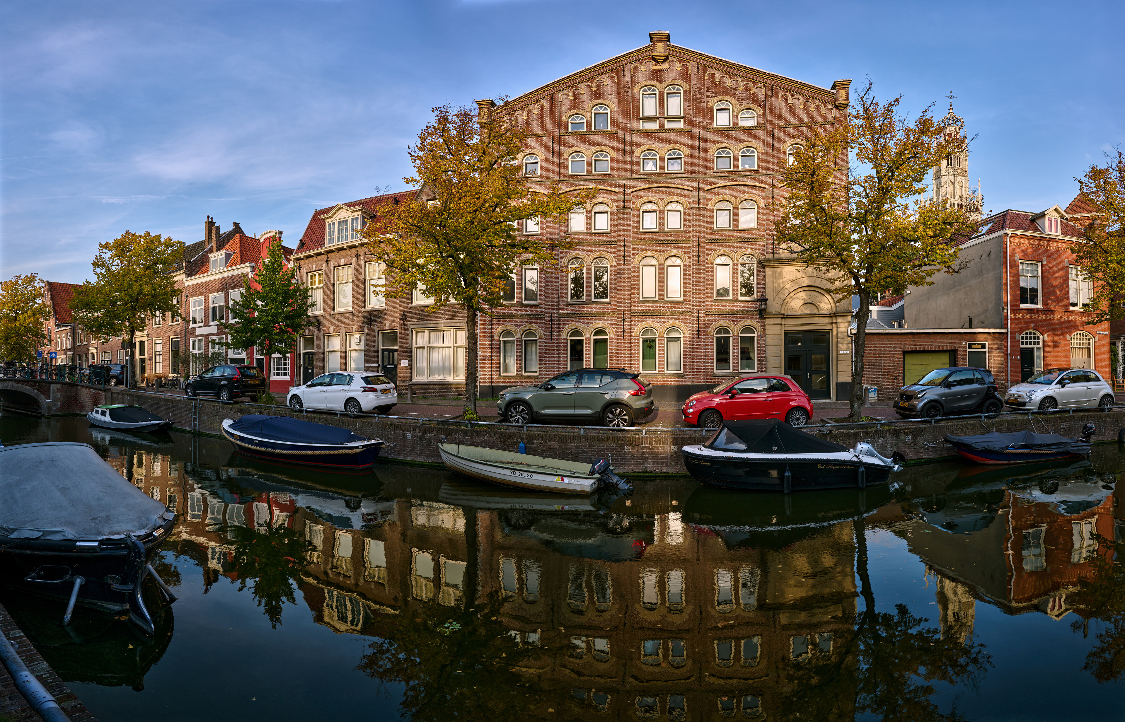 Holandia, Haarlem, Kanał wodny, Łódki, Domy, Samochody