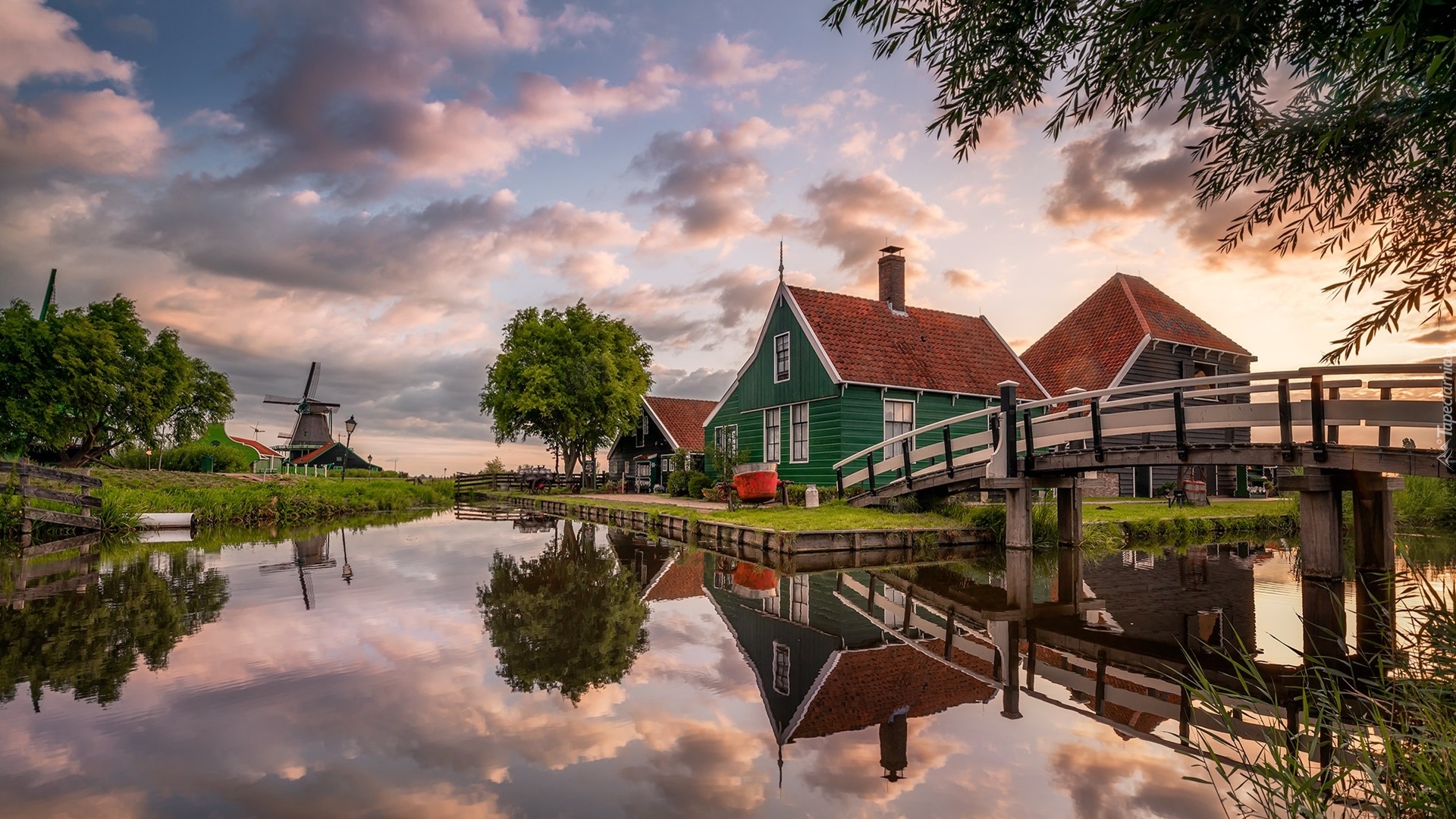 Holandia, Skansen Zaanse Schans, Miejscowość Zaandam, Kanał, Rzeka, Most, Wiatraki, Domy, Chmury