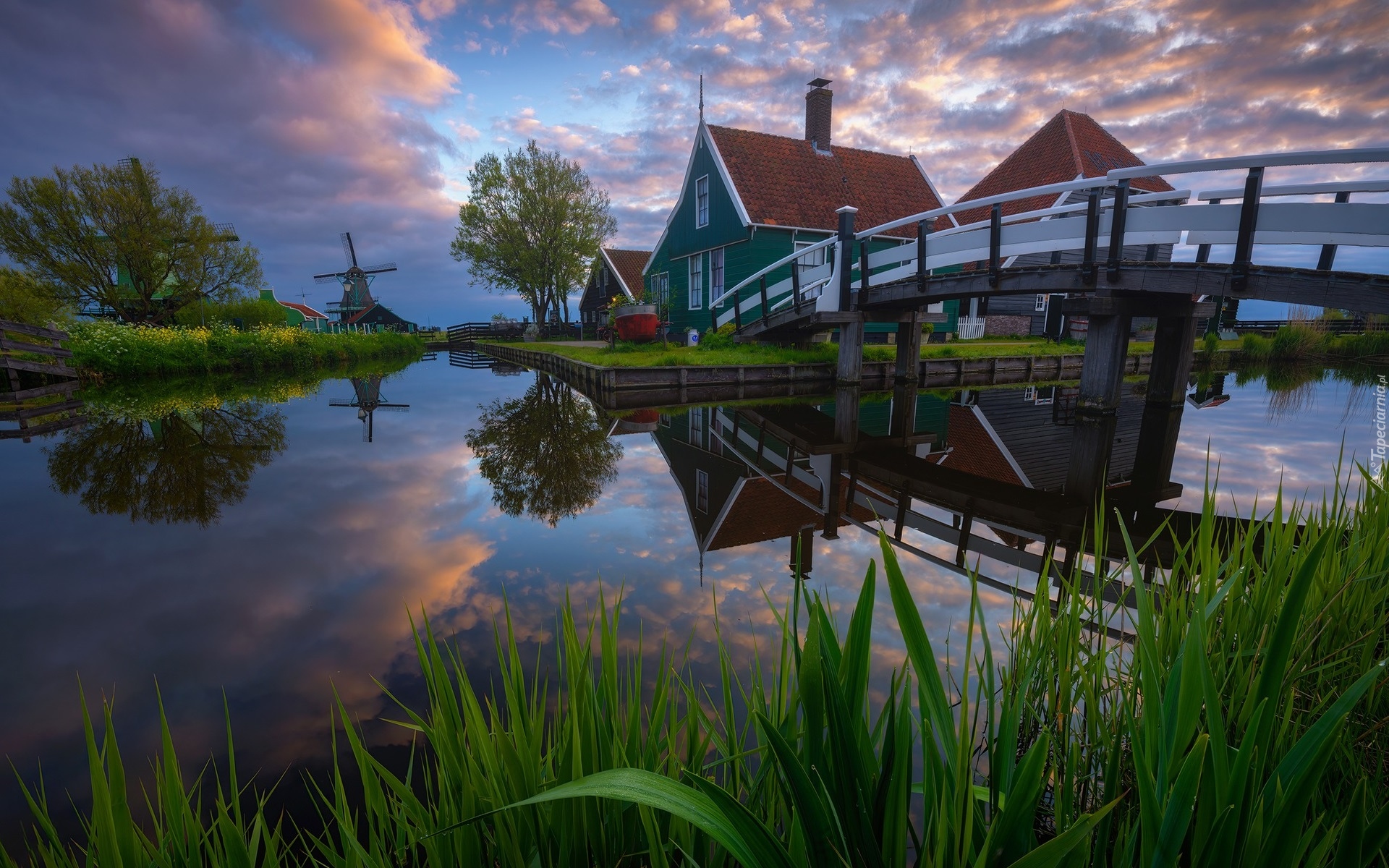 Holandia, Skansen Zaanse Schans, Wiatraki, Domy, Most, Rzeka, Drzewa, Chmury