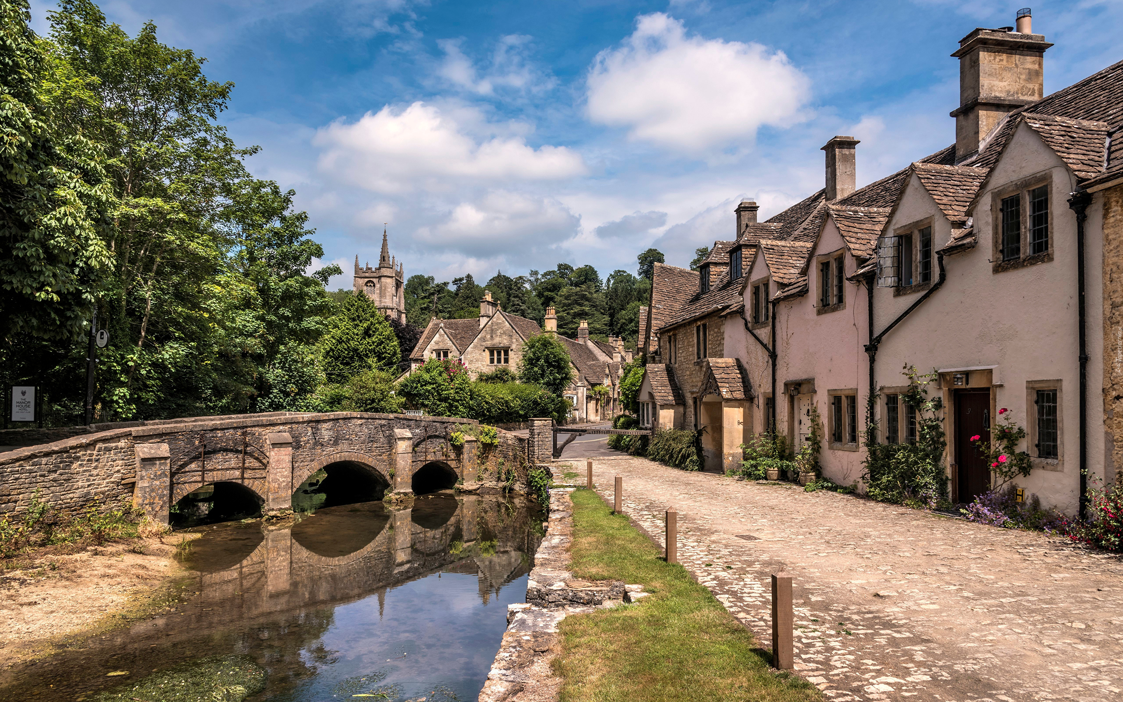 Anglia, Hrabstwo Wiltshire, Wieś Castle Combe, Domy, Rzeka, Most, Zamek Combe, Droga