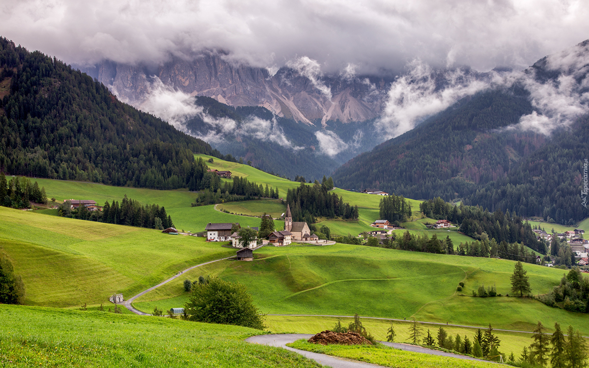 Włochy, Góry, Dolomity, Południowy Tyrol, Chmury, Mgła, Wieś, Santa Maddalena, Domy, Kościół, Droga, Lasy, Drzewa