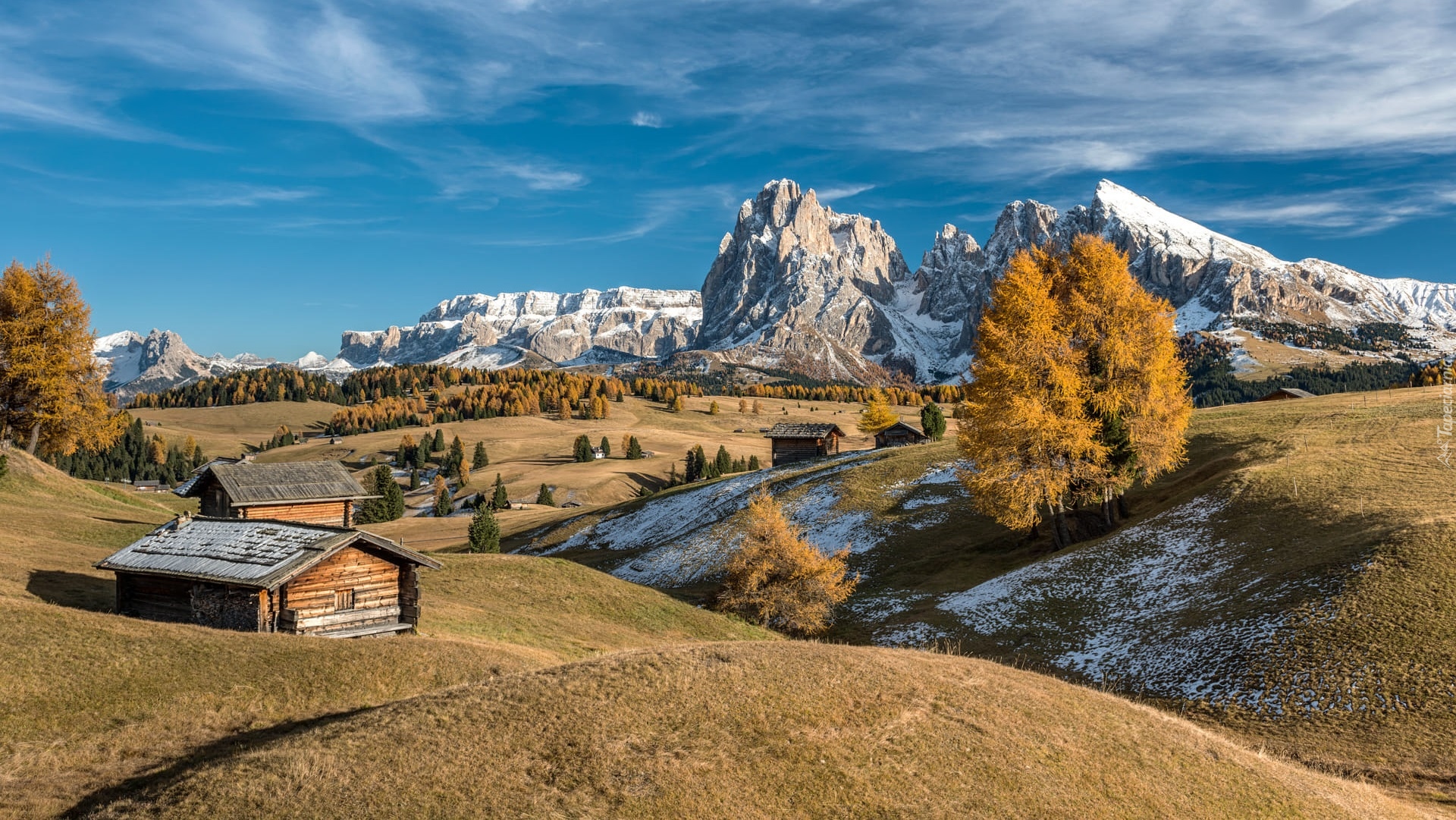 Płaskowyż Seiser Alm, Dolina Val Gardena, Ośnieżone, Góry Sassolungo, Dolomity, Domy, Drzewa, Chmury, Włochy