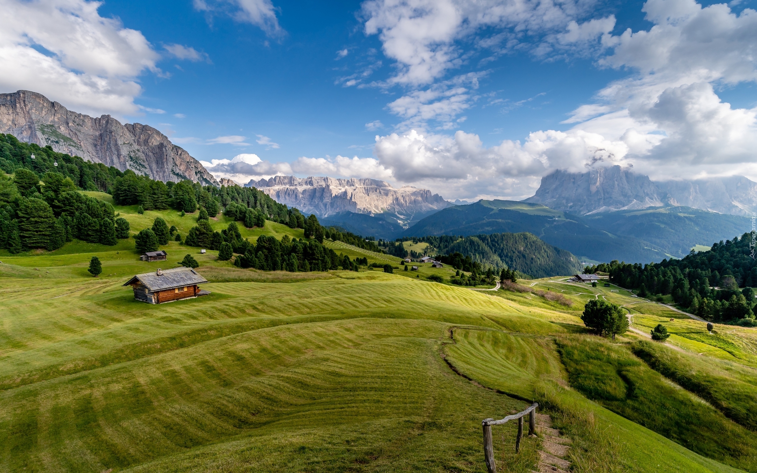 Włochy, Południowy Tyrol, Góry, Dolomity, Dolina Val Gardena, Domy, Łąki, Drzewa, Lasy