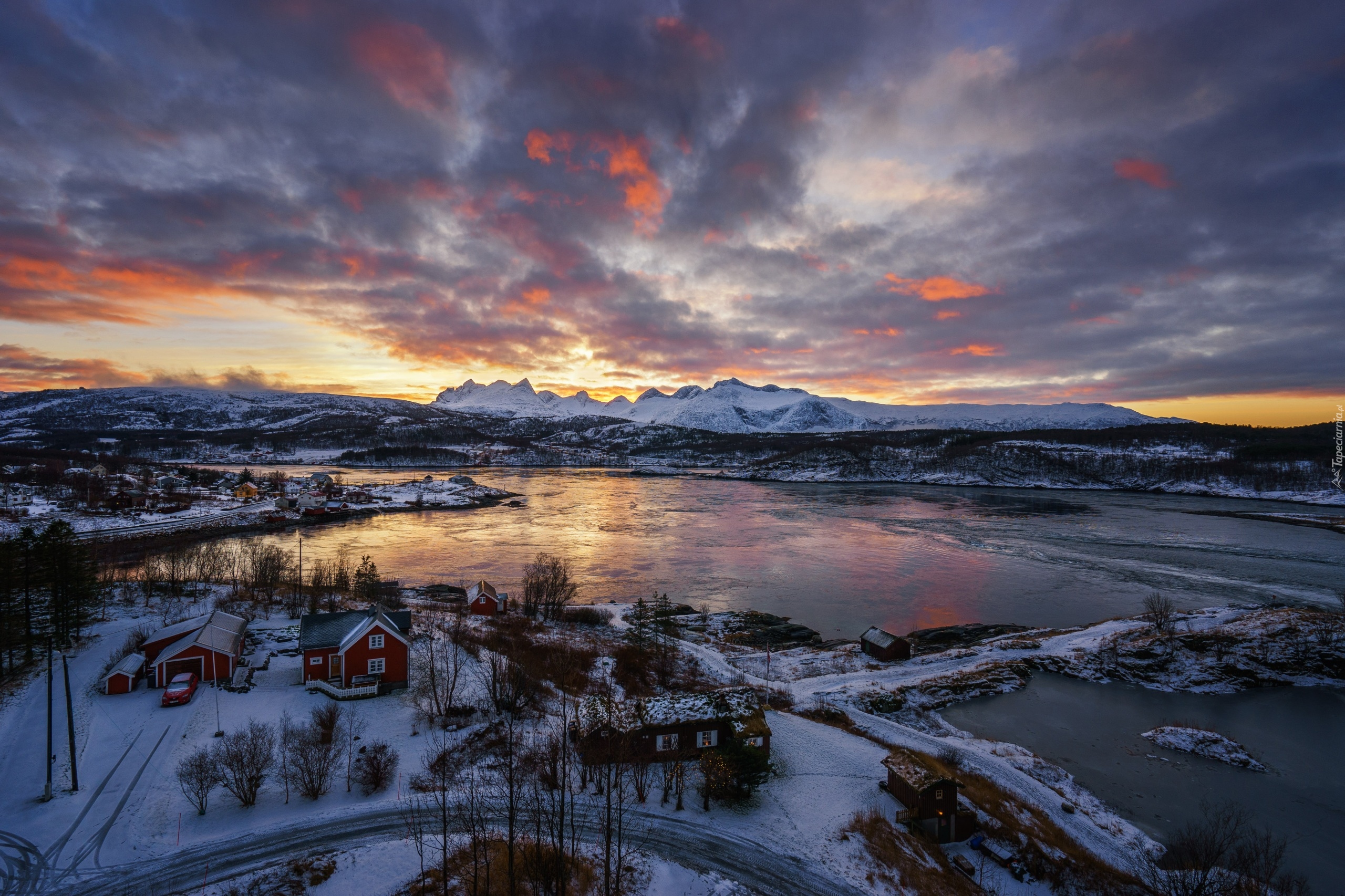 Norwegia, Region Nordland, Gmina Bodø, Cieśnina Saltstraumen, Zima, Rzeka, Domy, Chmury, Wschód słońca