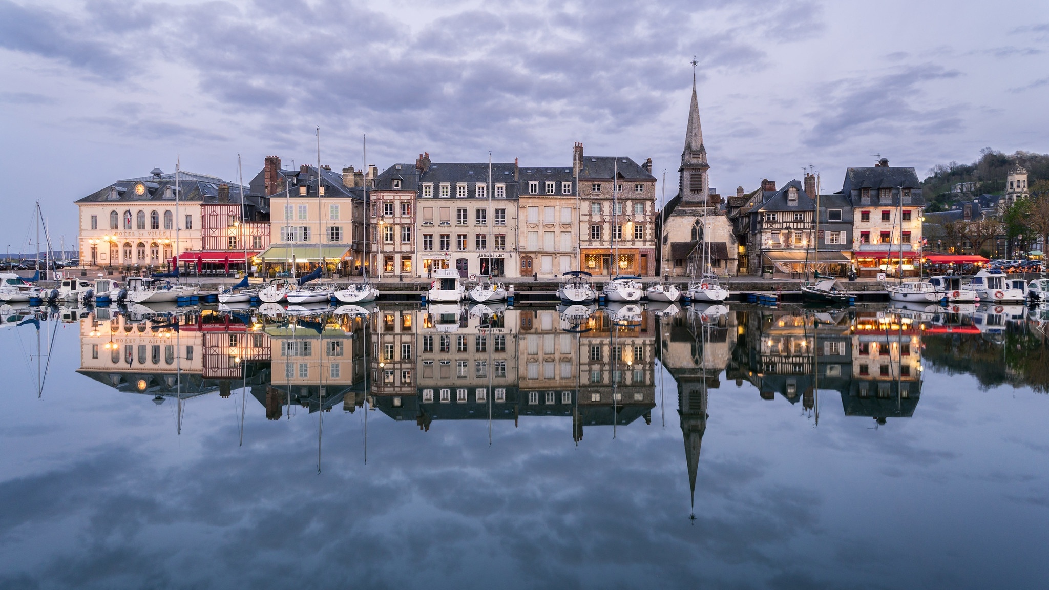 Francja, Normandia, Honfleur, Domy, Jachty, Rzeka Sekwana, Port, Odbicie