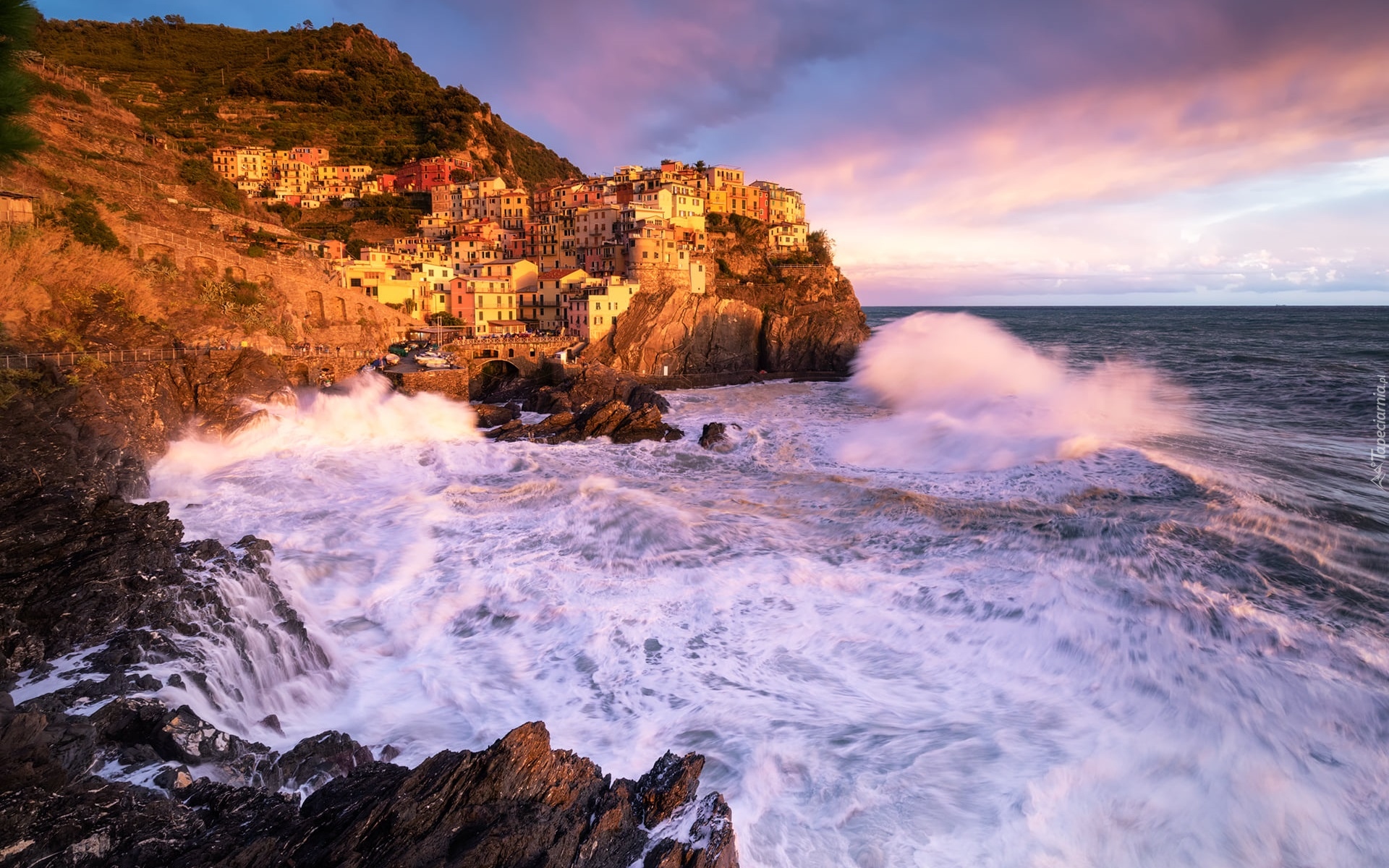 Włochy, Gmina Riomaggiore, Manarola, Morze Liguryjskie, Cinque Terre, Kolorowe, Domy, Skały, Zatoka, Fale