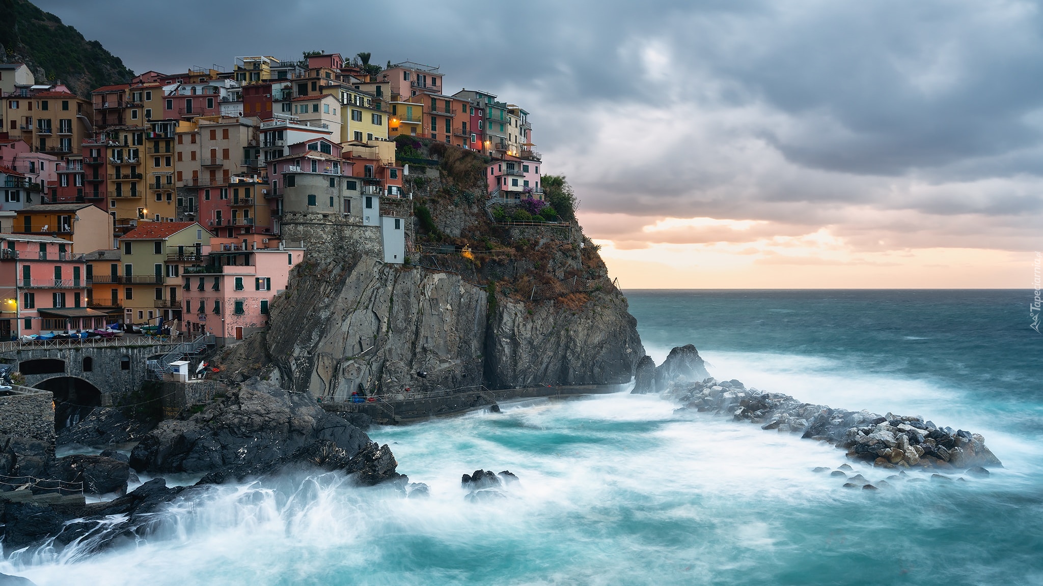 Włochy, Prowincja La Spezia, Region Liguria, Gmina Riomaggiore, Miejscowość Manarola, Morze Liguryjskie, Kolorowe, Domy, Skały, Chmury