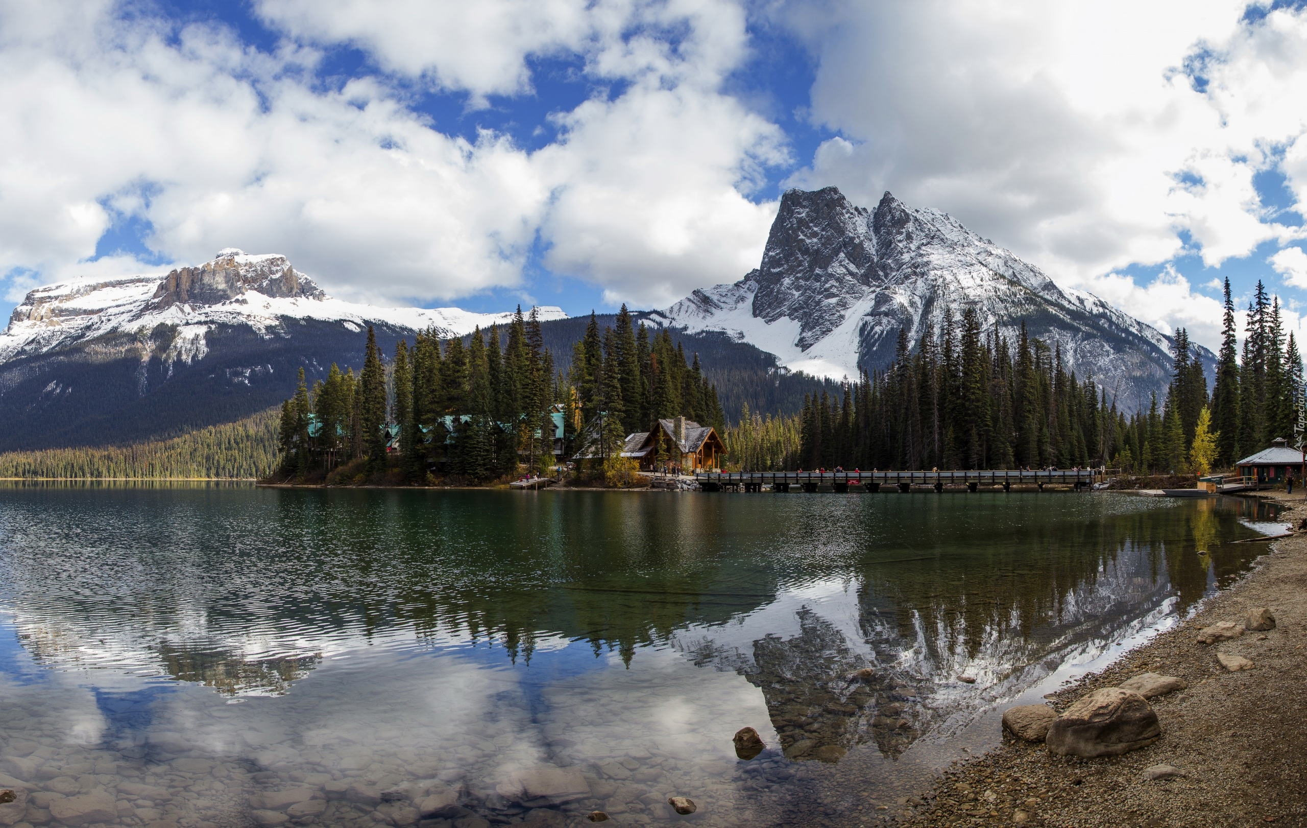 Park Narodowy Yoho, Góry, Las, Drzewa, Jezioro Emerald Lake, Domy, Most, Chmury, Prowincja Kolombia Brytyjska, Kanada