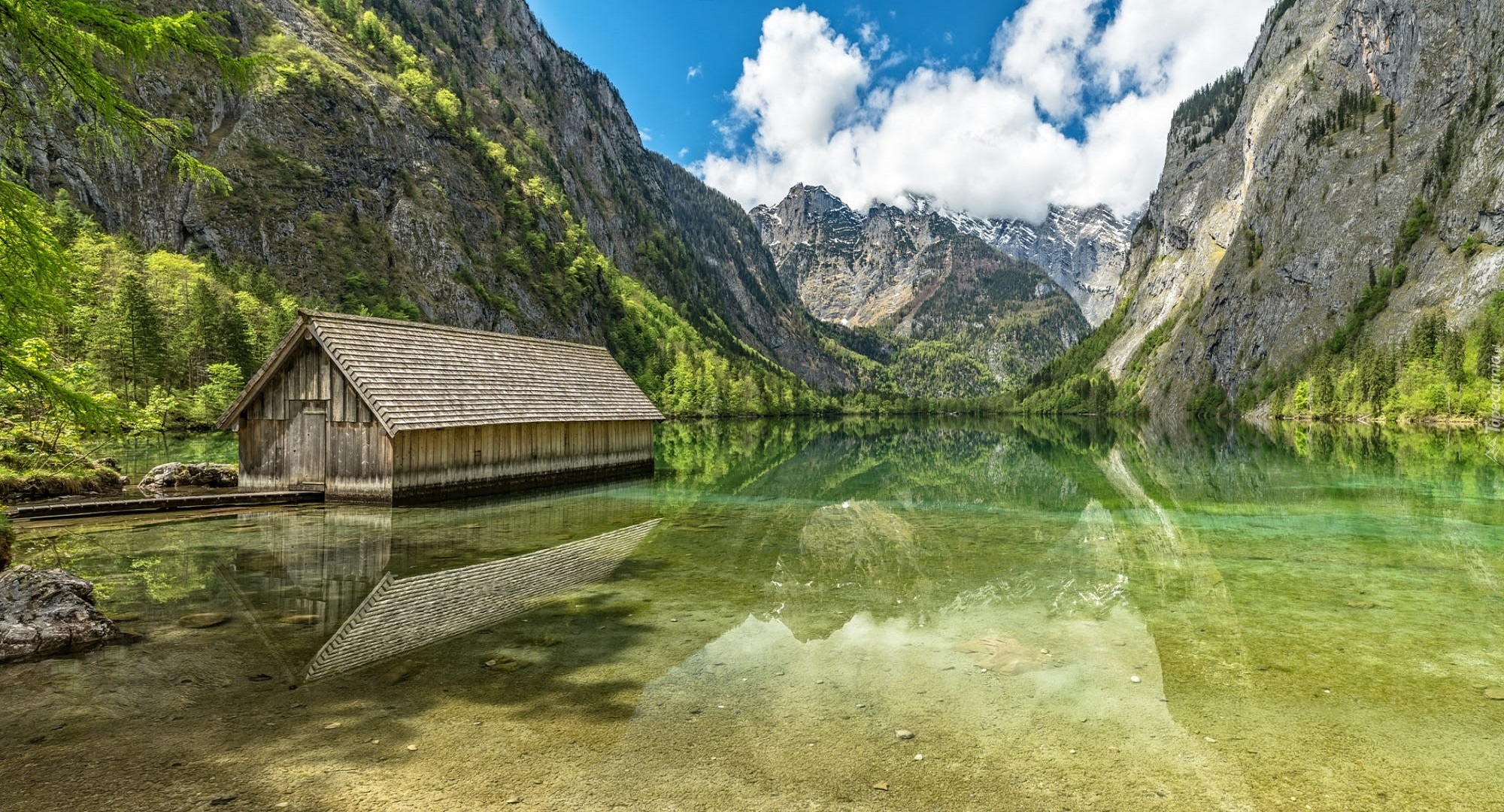 Jezioro Konigssee, Park Narodowy Berchtesgaden, Bawaria, Niemcy, Drewniana, Chata, Góry, Drzewa, Chmury, Odbicie