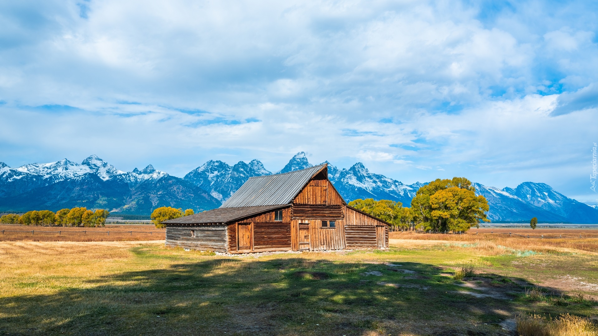 Stodoła, Drewniana, Chata, Góry Teton Range, Drzewa, Chmury, Park Narodowy Grand Teton, Stan Wyoming, Stany Zjednoczone