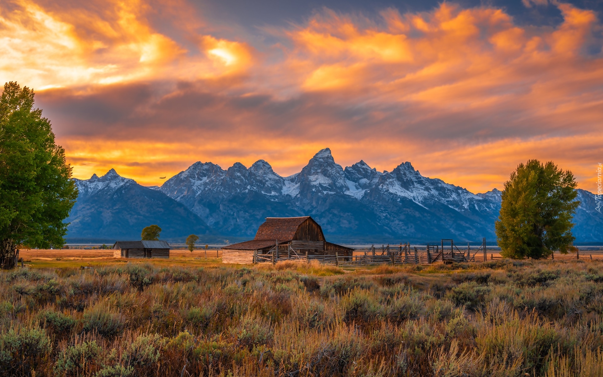 Drewniana, Chata, Stodoła, Góry Teton Range, Drzewa, Zachód słońca, Chmury, Park Narodowy Grand Teton, Stan Wyoming, Stany Zjednoczone