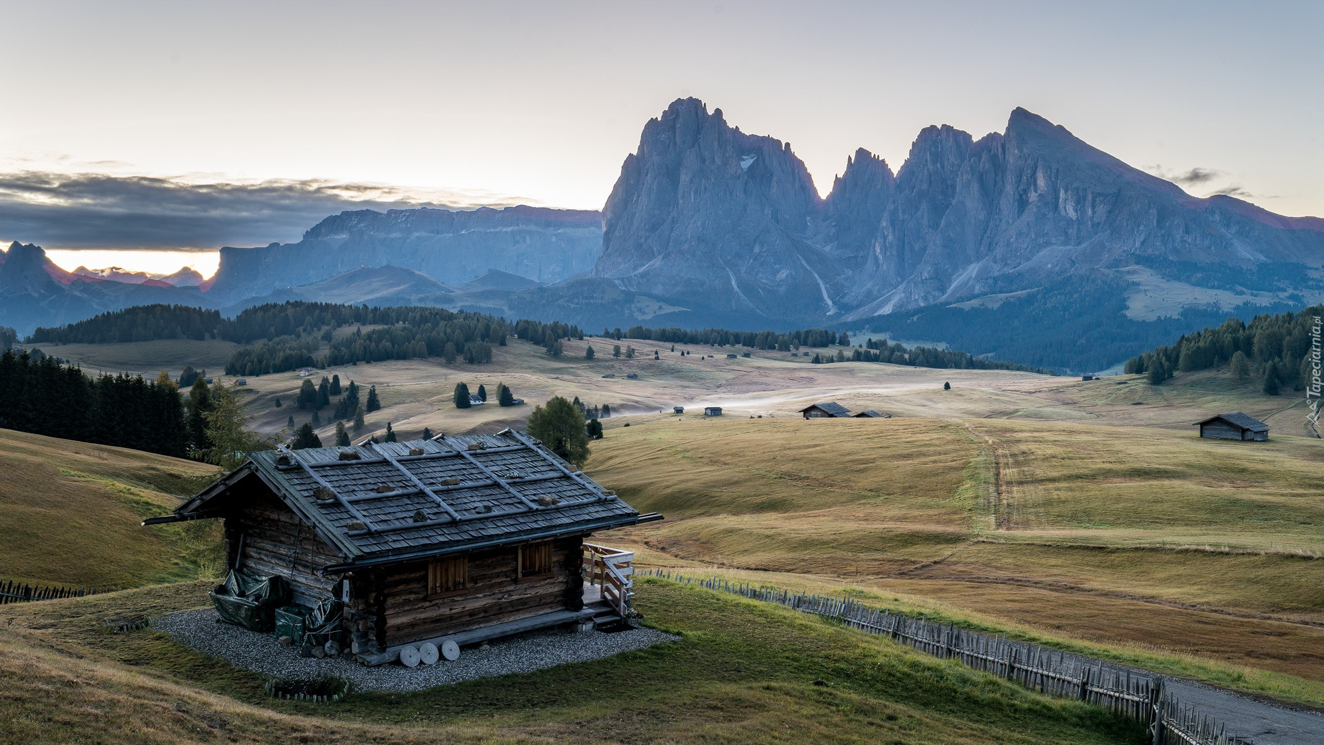 Płaskowyż Seiser Alm, Dolina Val Gardena, Góry Sassolungo, Dolomity, Mgła, Domy, Jesień, Włochy