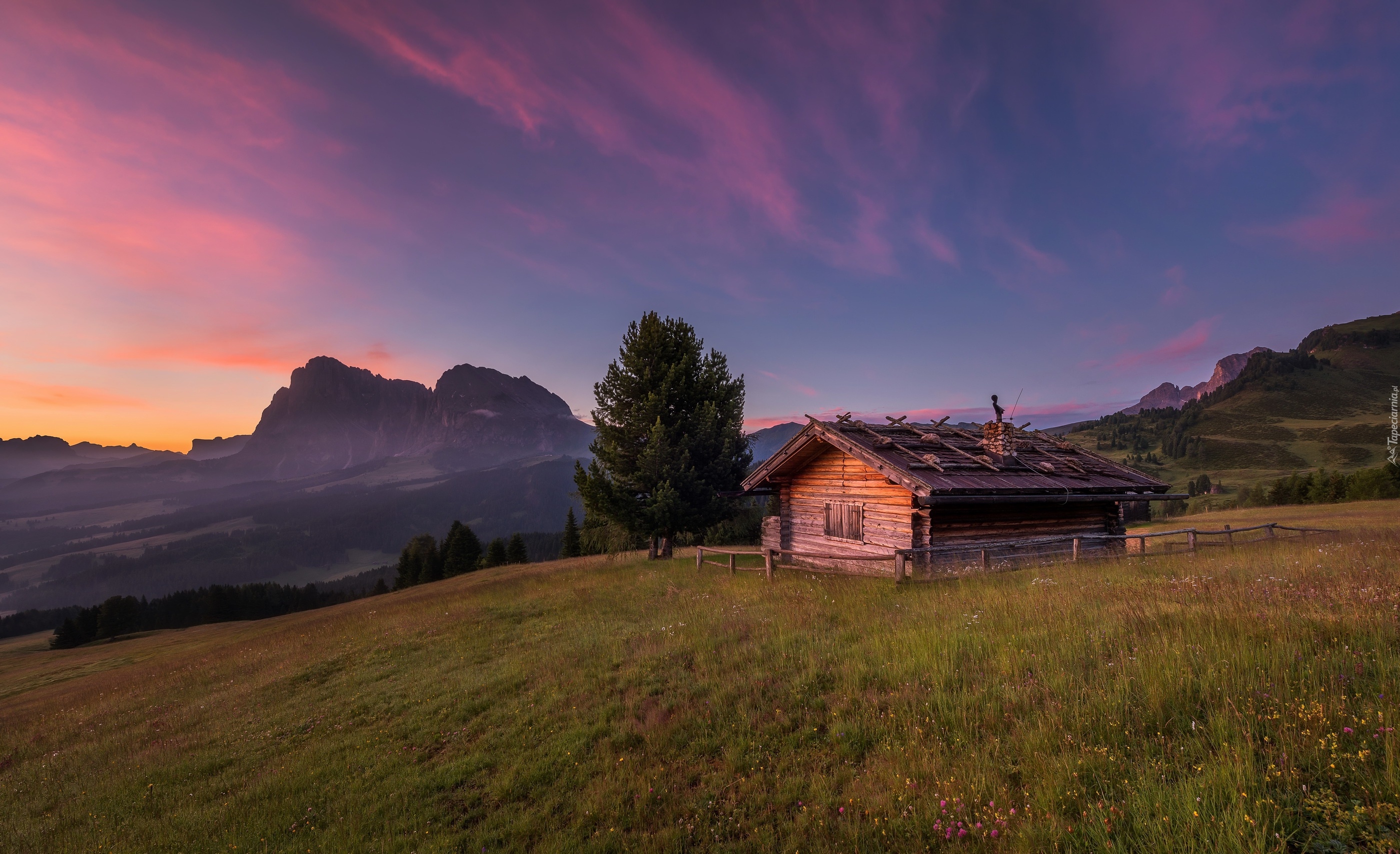 Góry Dolomity, Płaskowyż Seiser Alm, Włochy, Wzgórza, Łąka, Drewniana, Chata, Ogrodzenie, Zachód słońca