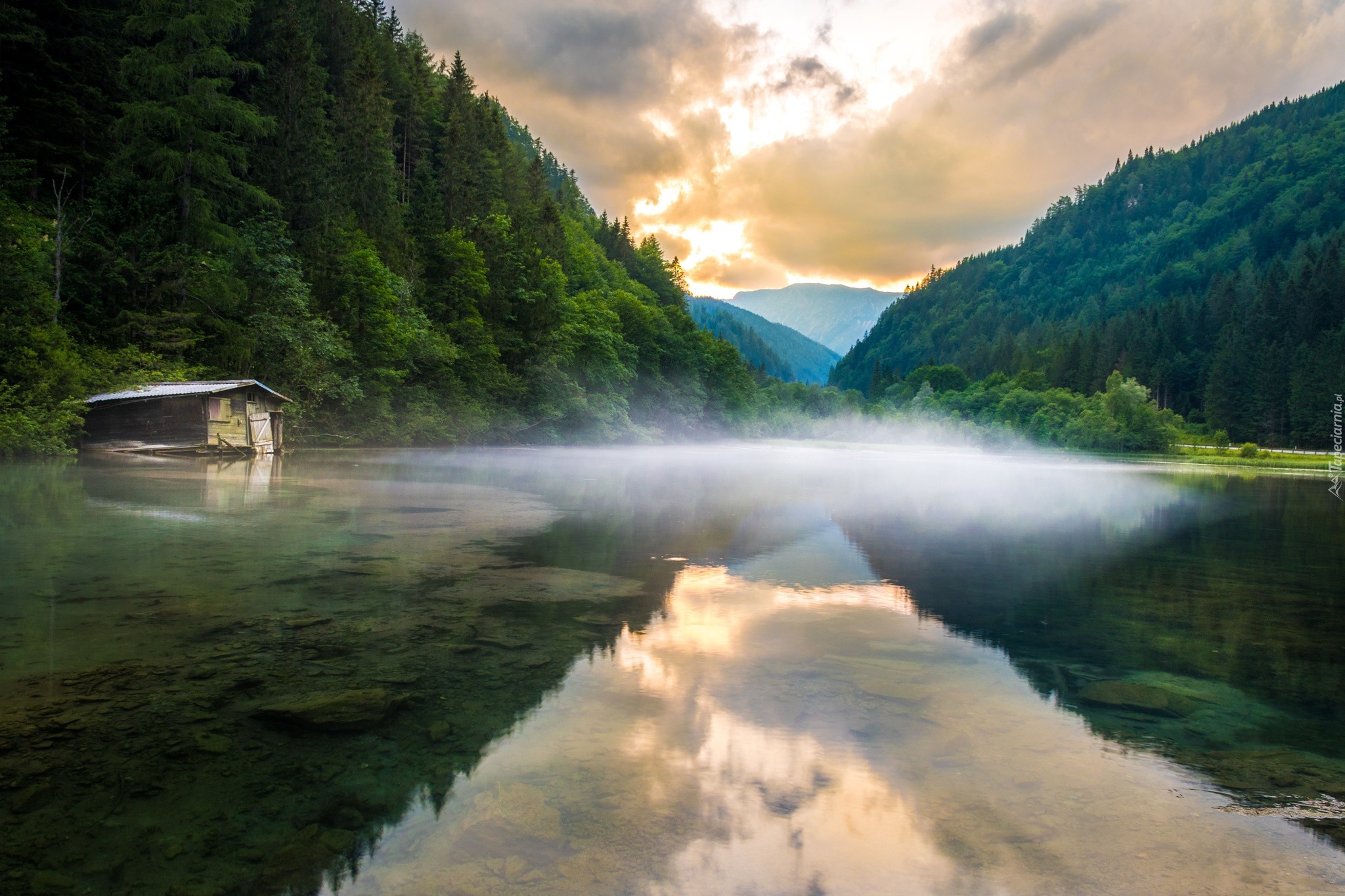 Góry Hochschwab, Jezioro Gruner See, Styria, Austria, Drzewa, Chata, Mgła, Odbicie