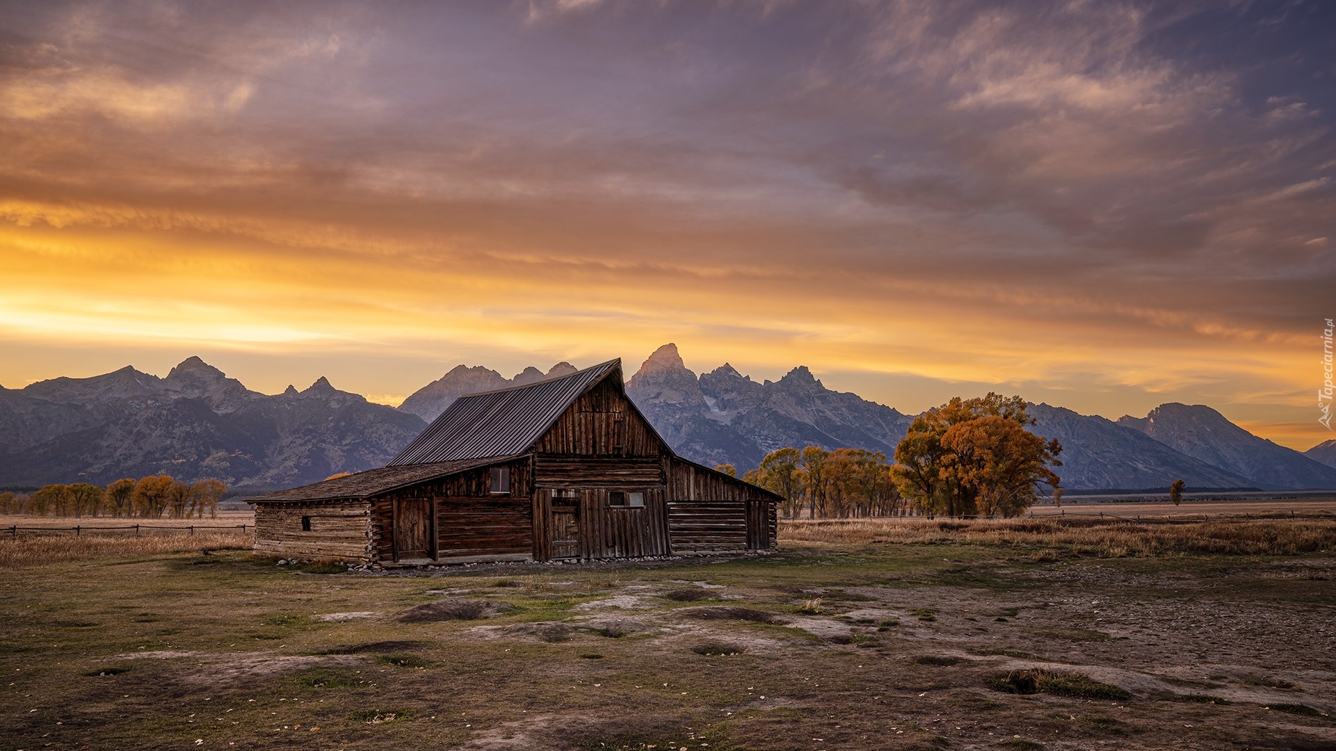 Stodoła, Drewniana, Chata, Góry, Teton Range, Drzewa, Zachód słońca, Chmury, Park Narodowy Grand Teton, Stan Wyoming, Stany Zjednoczone