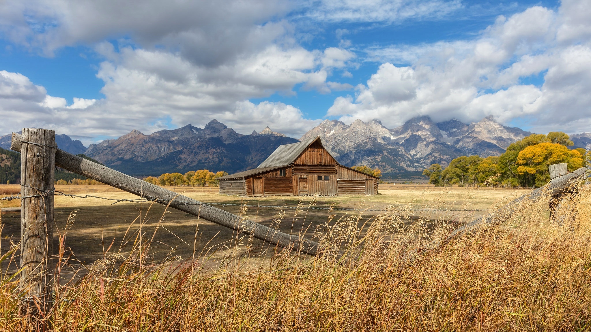 Park Narodowy Grand Teton, Góry, Dom, Drewniana, Stodoła, Ogrodzenie, Trawa, Drzewa, Chmury, Stan Wyoming, Stany Zjednoczone