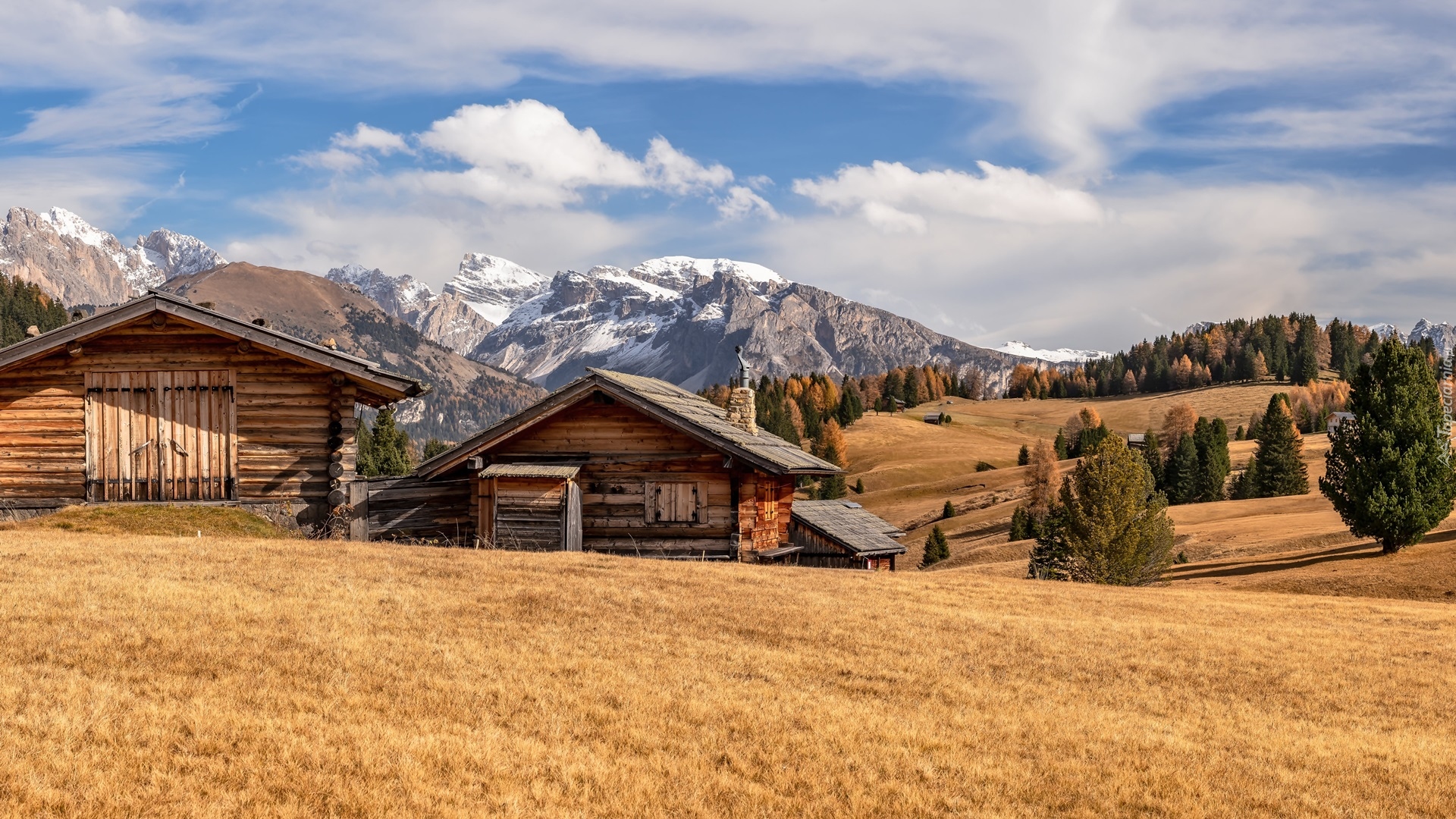 Płaskowyż Seiser Alm, Dolina Val Gardena, Góry Sassolungo, Dolomity, Wzgórza, Drewniane, Domki, Drzewa, Chmury, Włochy