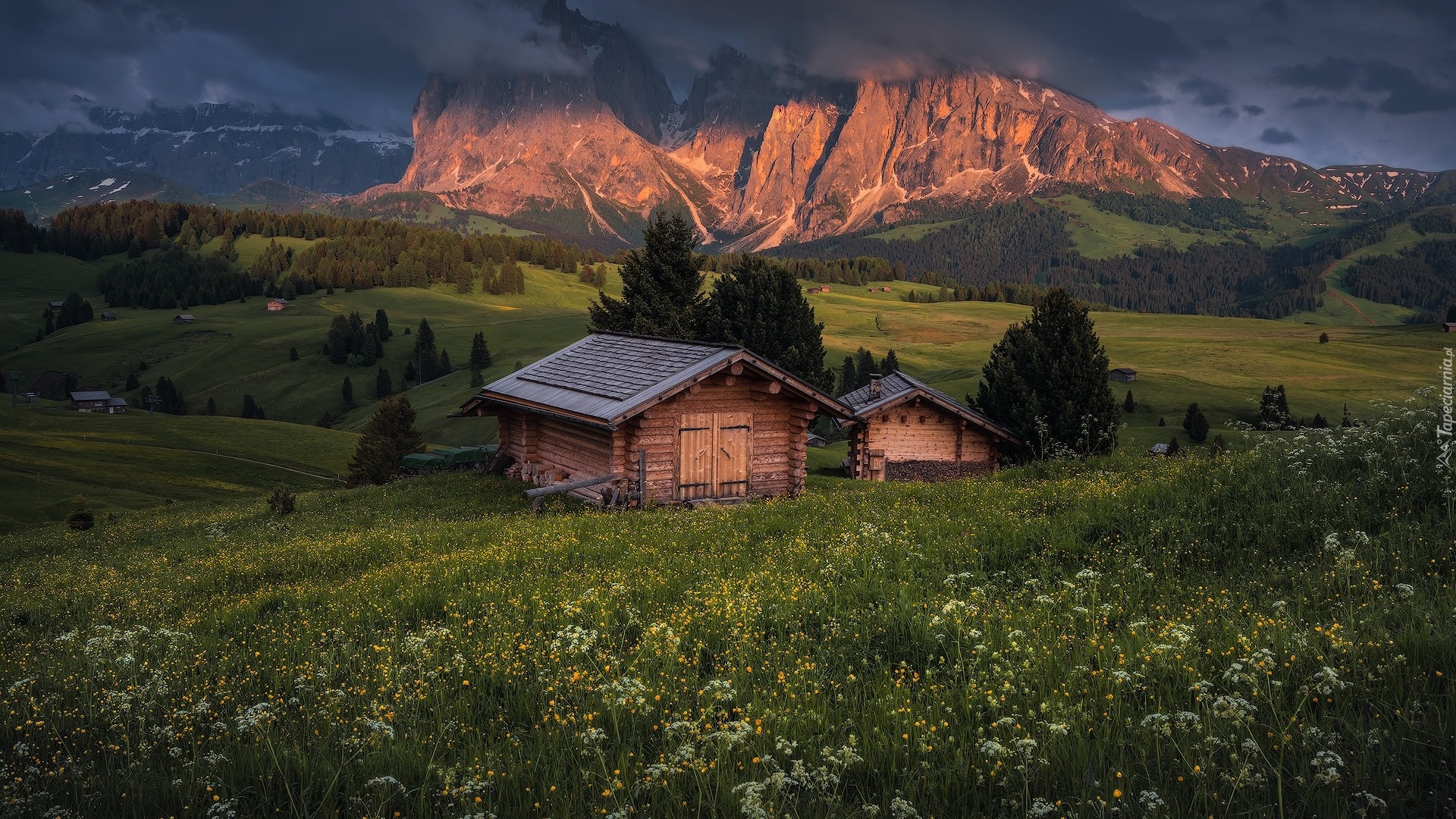 Dolomity, Góry Sassolungo, Płaskowyż Seiser Alm, Dolina Val Gardena, Drzewa, Chmury, Drewniane, Domy, Włochy