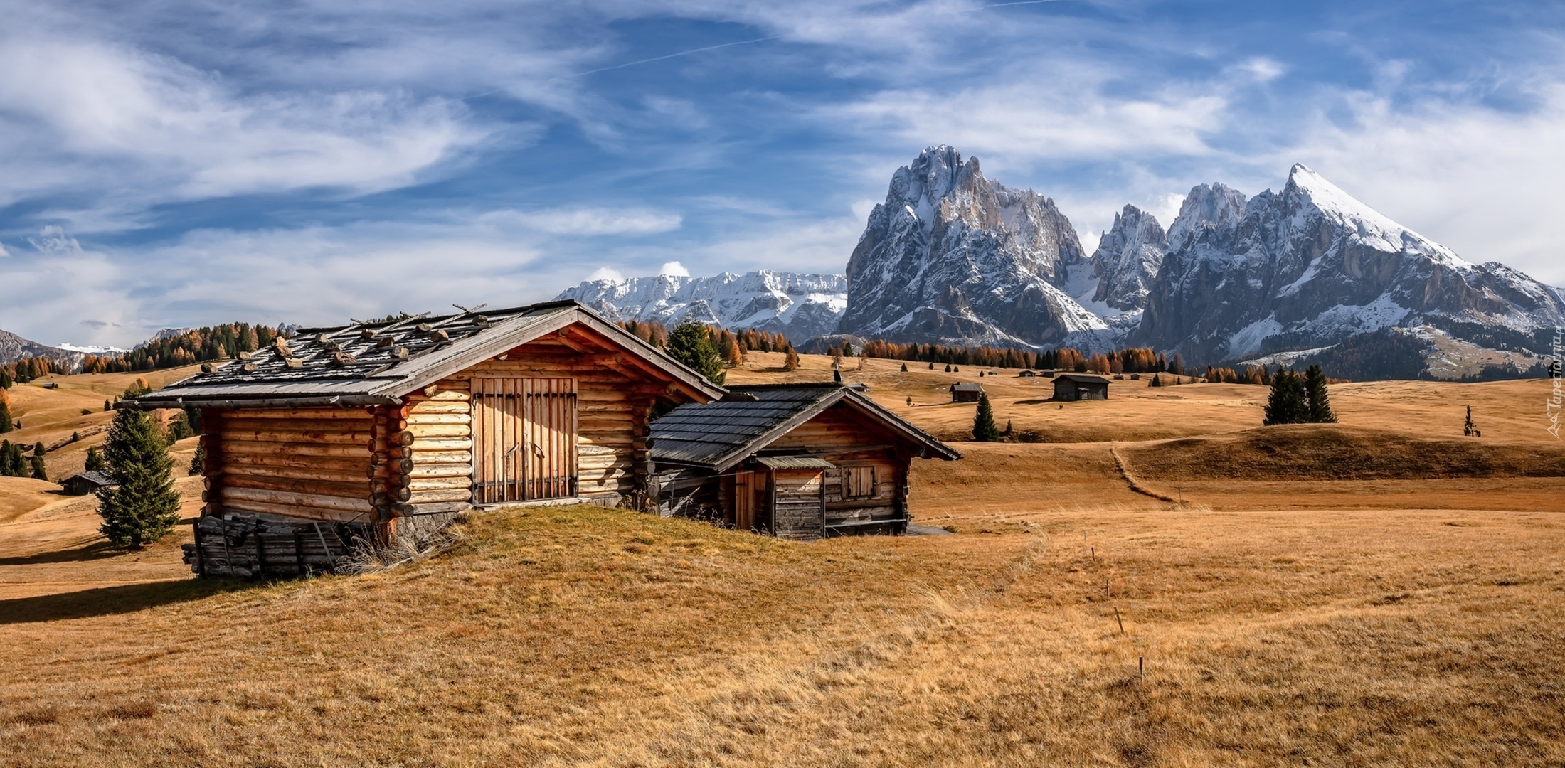 Płaskowyż Seiser Alm, Dolina Val Gardena, Góry Sassolungo, Dolomity, Wzgórza, Drewniane, Domki, Drzewa, Włochy