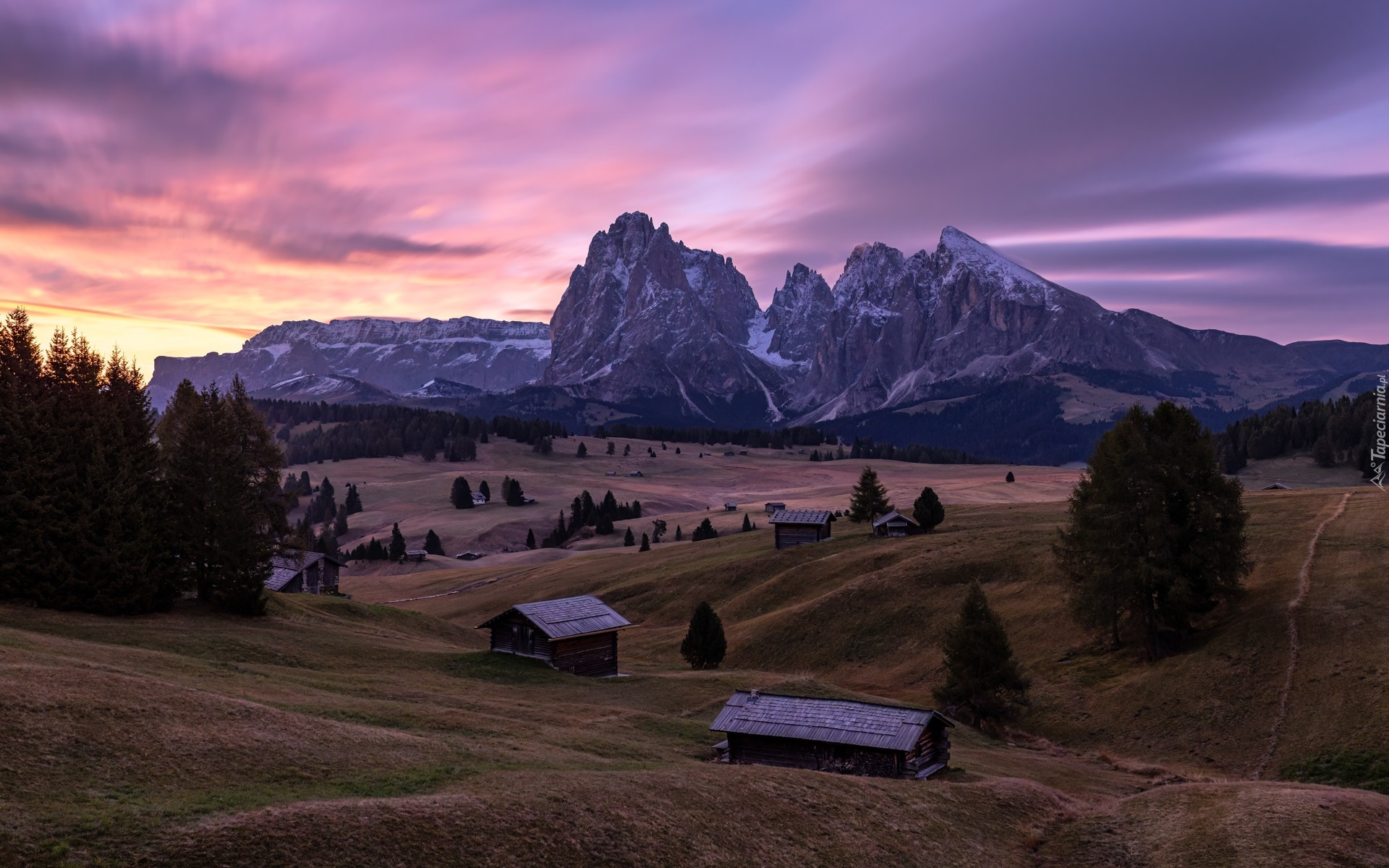 Dolomity, Góry Sassolungo, Płaskowyż Seiser Alm, Dolina Val Gardena, Drzewa, Zachód słońca, Chmury, Drewniane, Domki, Włochy