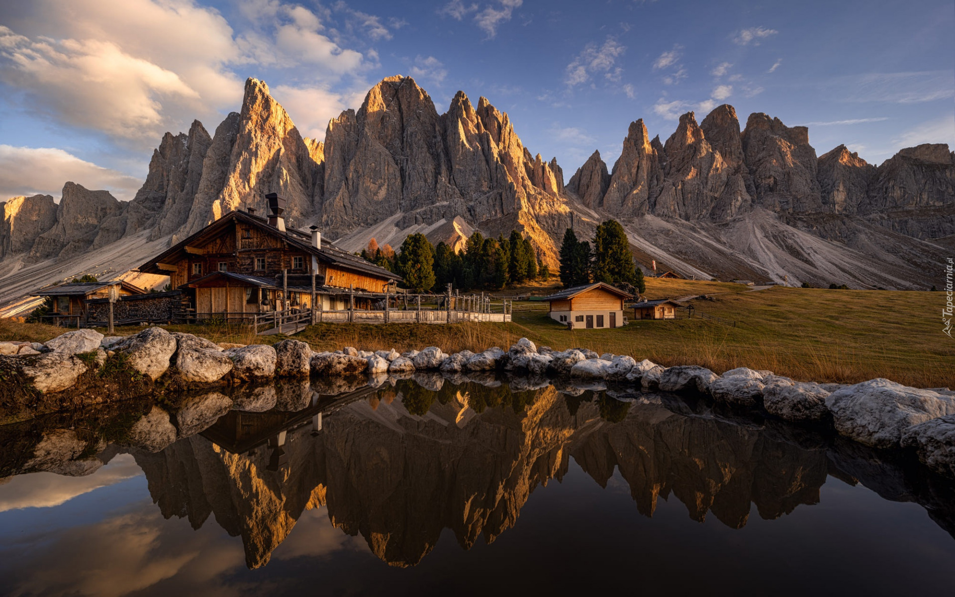 Góry, Dolomity, Park krajobrazowy Puez Odle, Staw, Odbicie, Domy, Kamienie, Skały, Chmury, Włochy