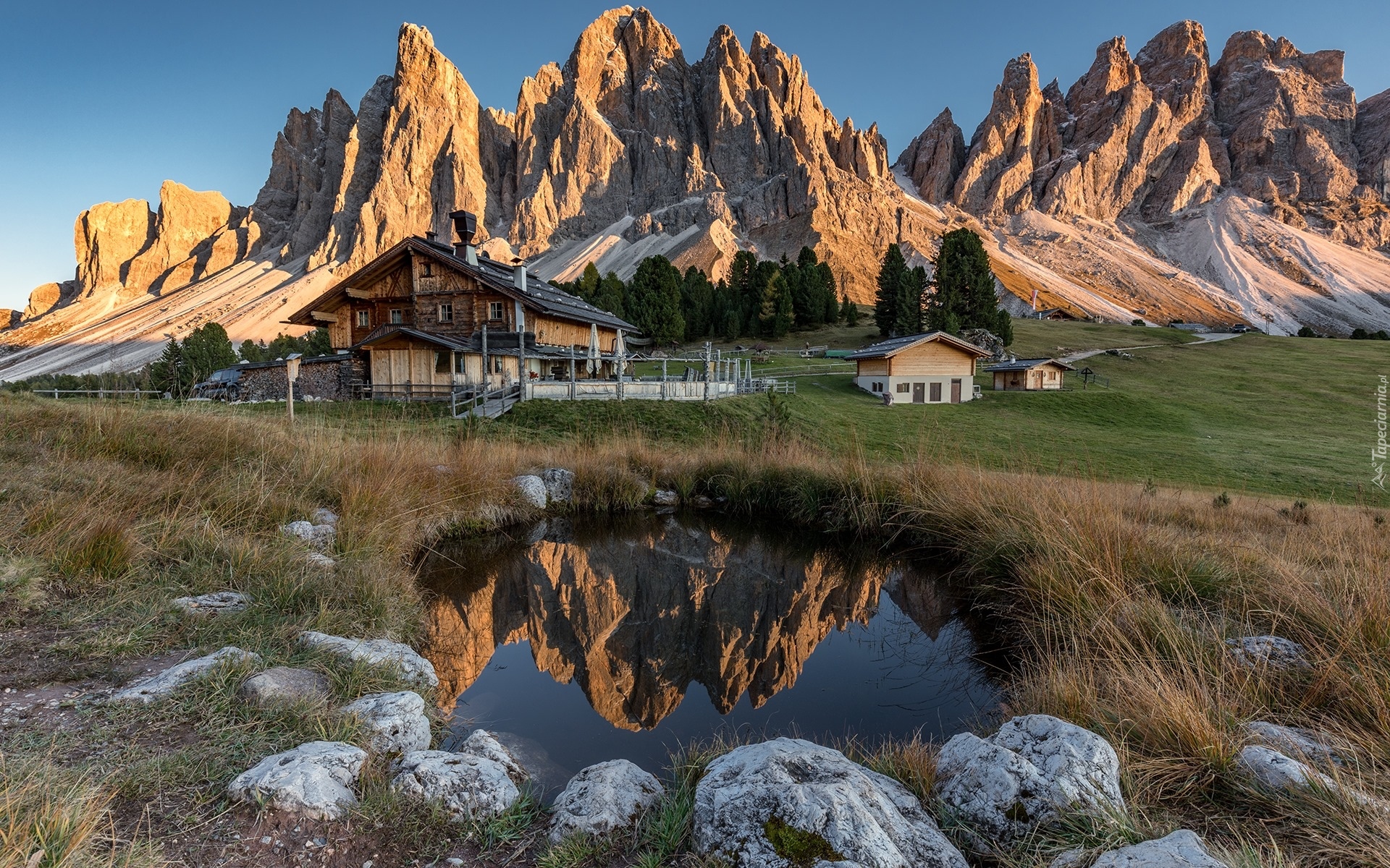 Włochy, Dolomity, Tyrol, Park krajobrazowy Puez Odle, Dom, Góry, Chmury, Drzewa, Kałuża, Kamienie, Odbicie