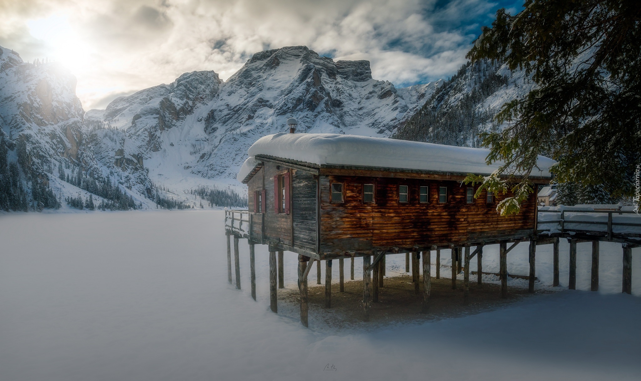 Jezioro Pragser Wildsee, Góry Dolomity, Południowy Tyrol, Włochy, Zima, Dom, Pale