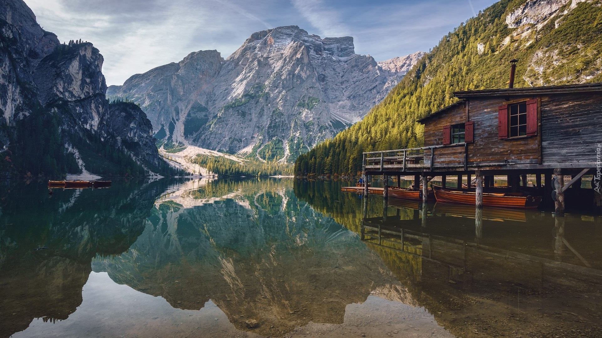 Włochy, Południowy Tyrol, Jezioro, Lago di Braies, Pragser Wildsee, Góry, Dolomity, Pomost, Drewniany, Domek, Łódki