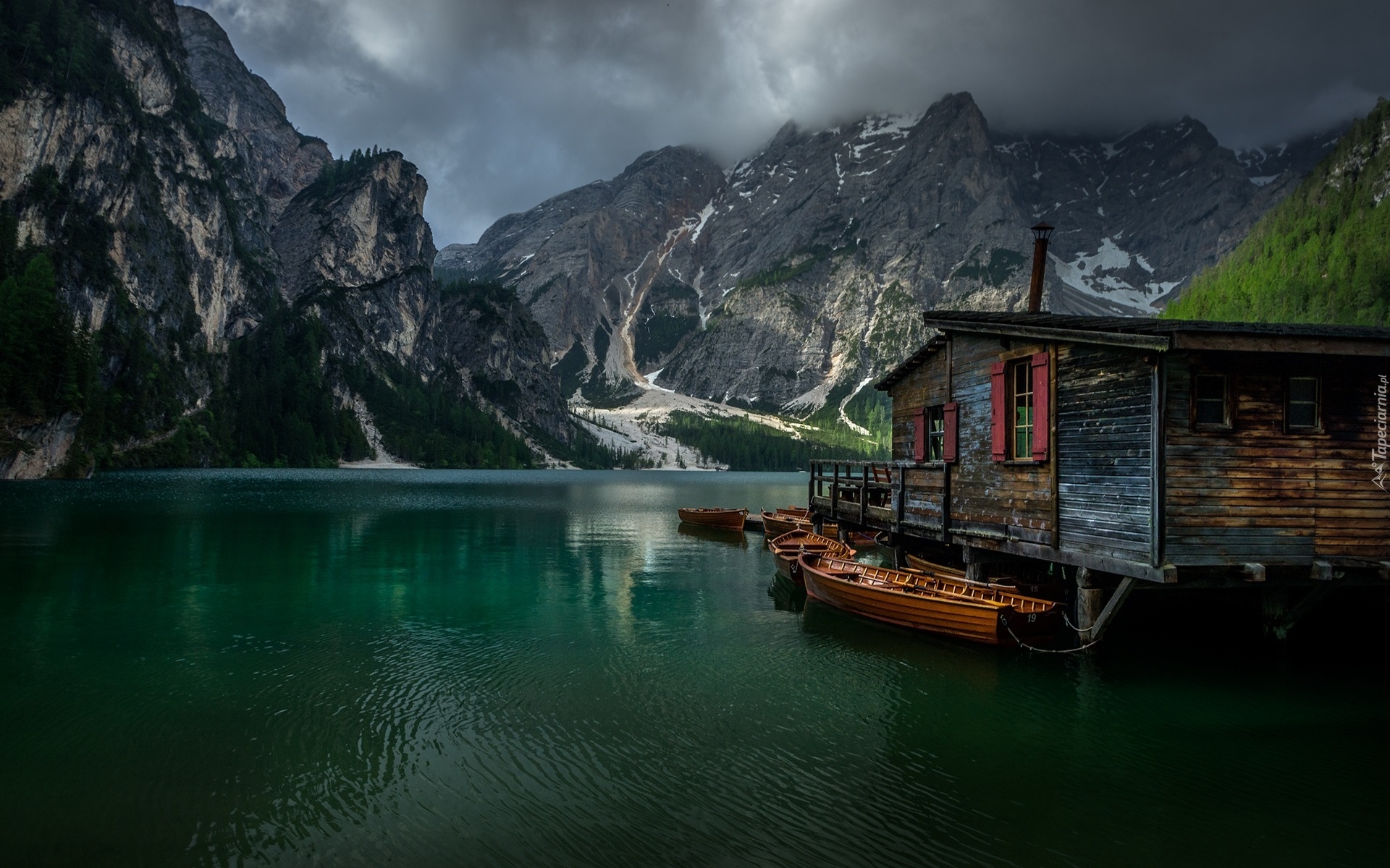 Włochy, Południowy Tyrol, Jezioro Pragser Wildsee, Lago di Braies, Góry, Dolomity, Pomost, Drewniany, Domek, Łódki, Drzewa