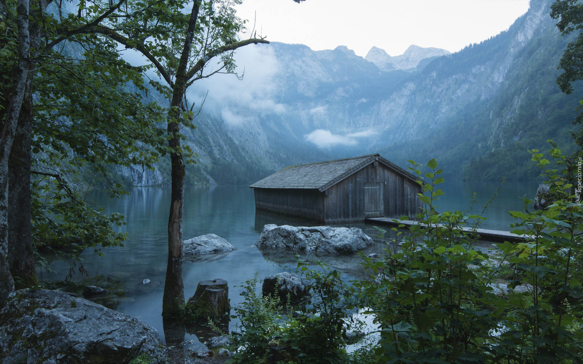 Park Narodowy Berchtesgaden, Góry, Alpy, Mgła, Jezioro Obersee, Drewniany, Domek, Kamienie, Bawaria, Niemcy