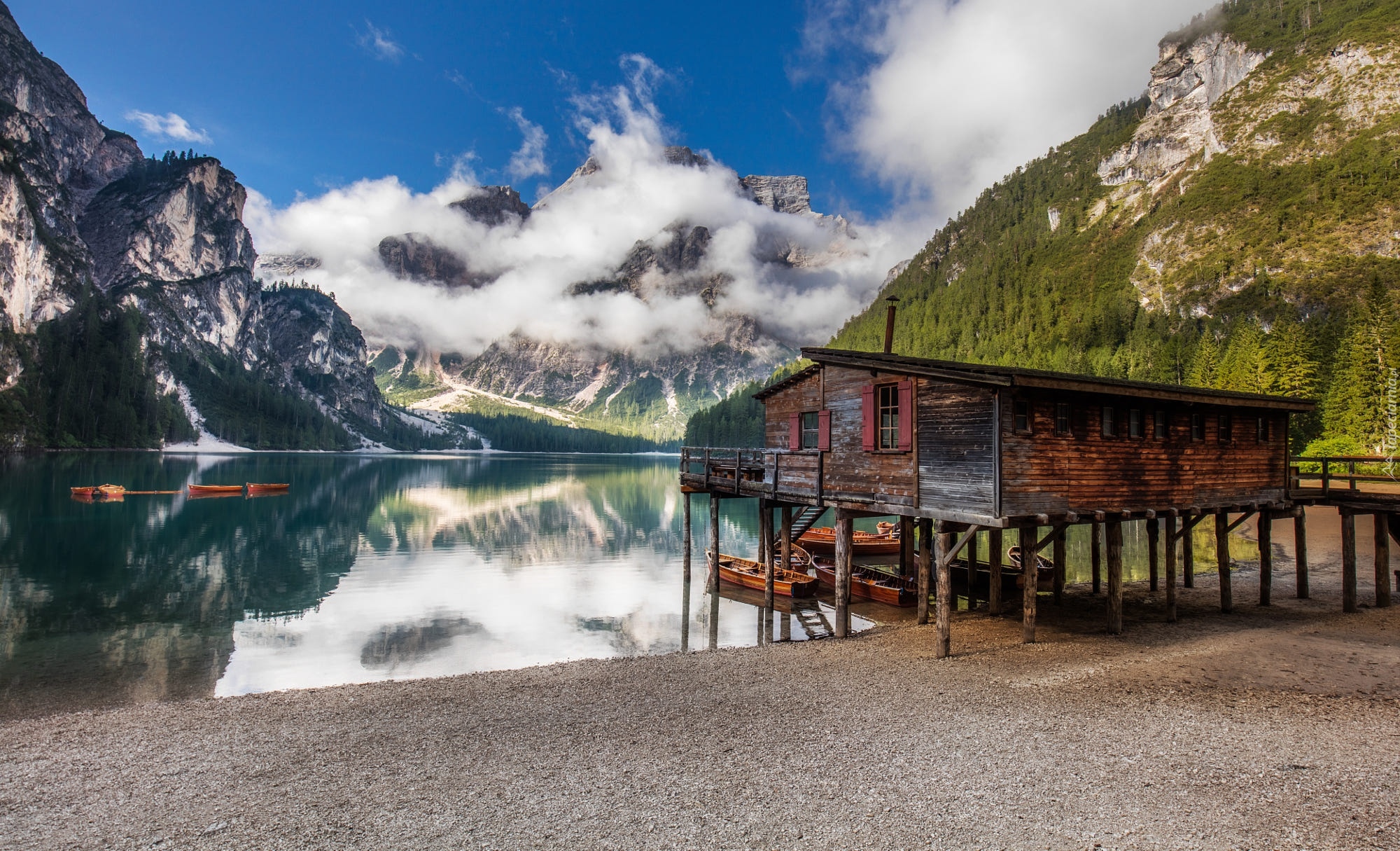Południowy Tyrol, Jezioro Pragser Wildsee, Góry, Dolomity, Drewniany, Dom, Łódki, Drzewa, Włochy