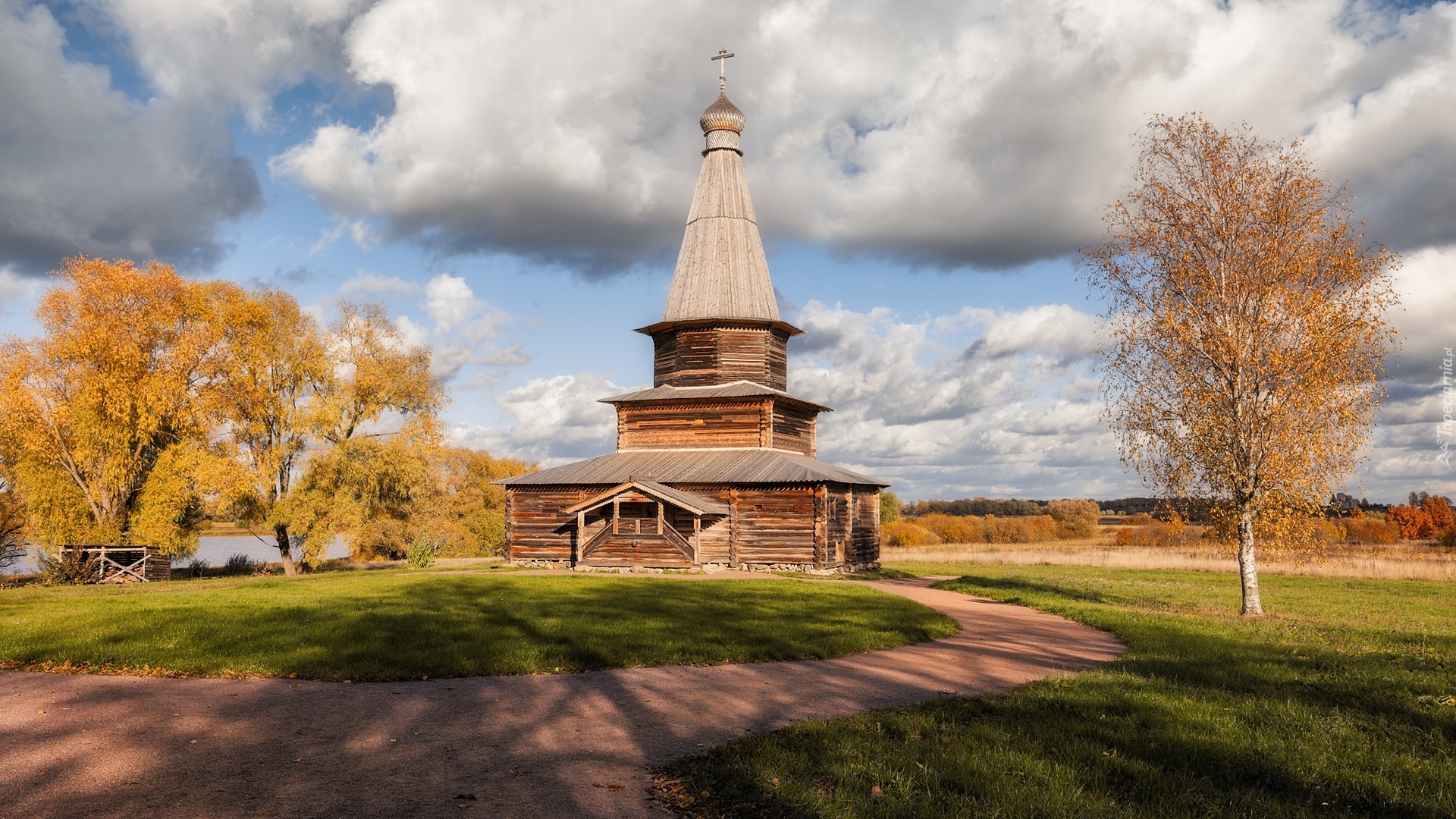 Kościół, Wniebowzięcia Najświętszej Marii Panny, Drzewa, Jesień, Wieś Kuritsko, Obwód nowogrodzki, Rosja