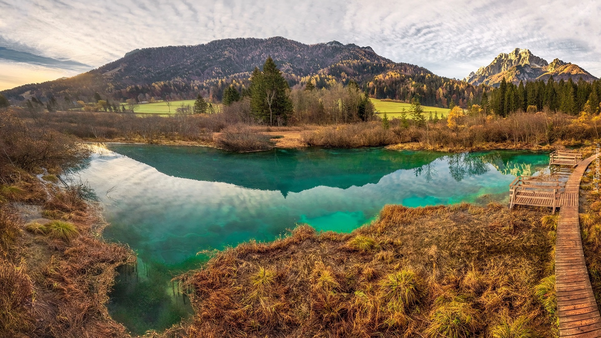 Słowenia, Kranjska Gora, Rezerwat przyrody Zelenci, Jezioro Zelenci, Góry, Lasy, Drewniany, Pomost, Chmury