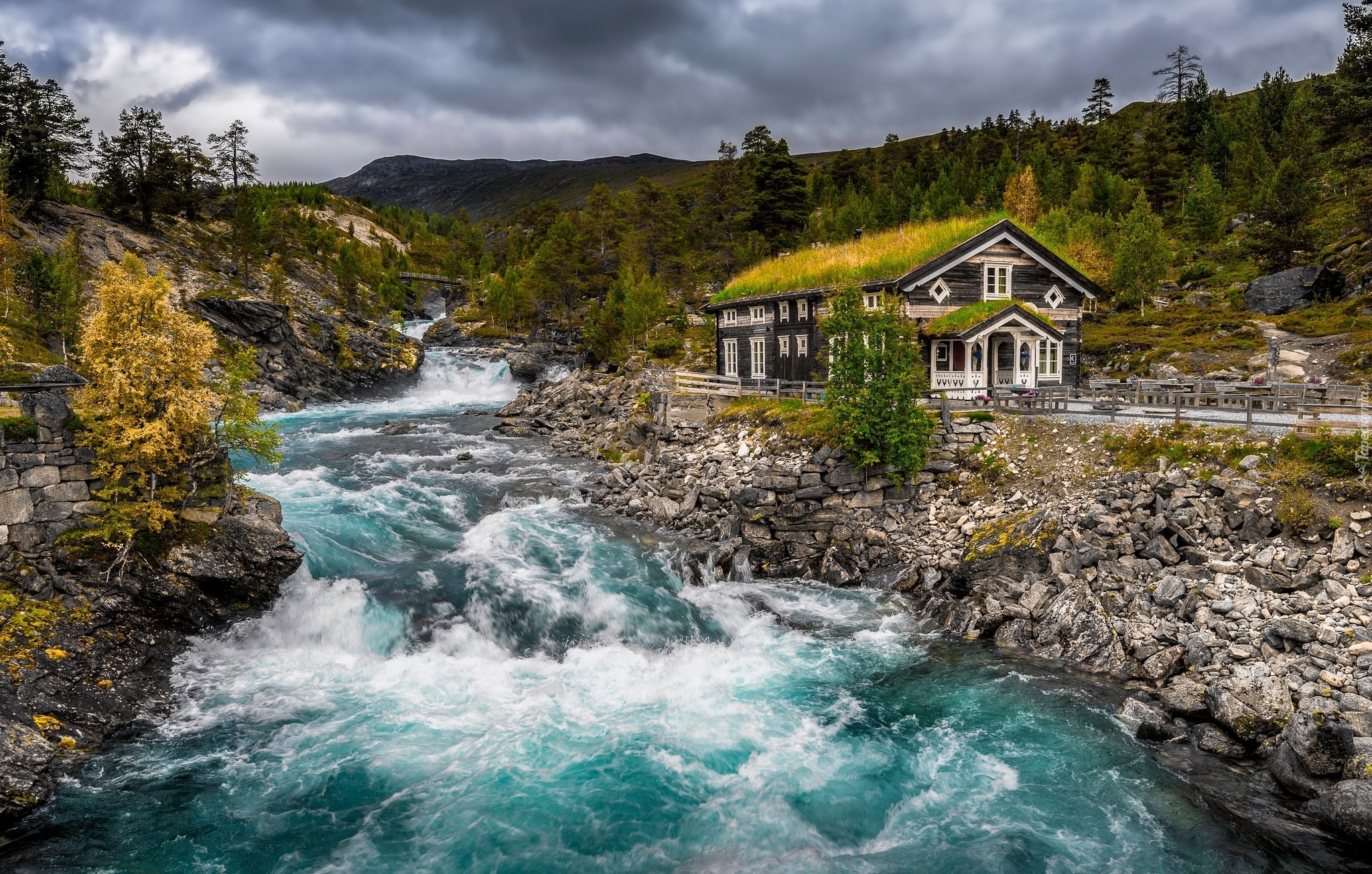 Góry, Rzeka Tora, Dom, Drzewa, Kamienie, Miejscowość Skjak, Region Oppland, Norwegia