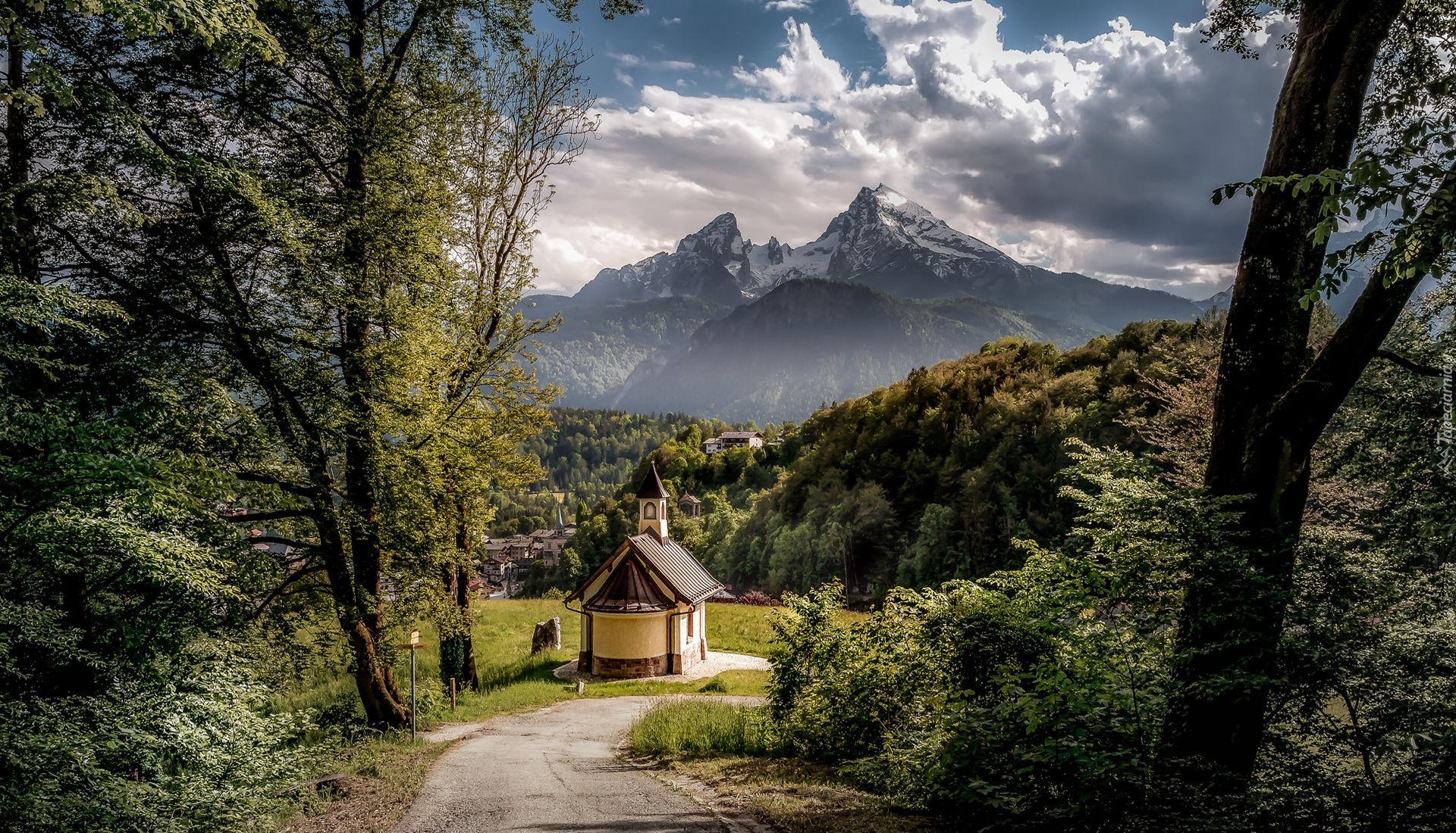 Góry Alpy, Drzewa, Lasy, Kapliczka, Kirchleitn Kapelle, Domy, Chmury, Berchtesgaden, Bawaria, Niemcy