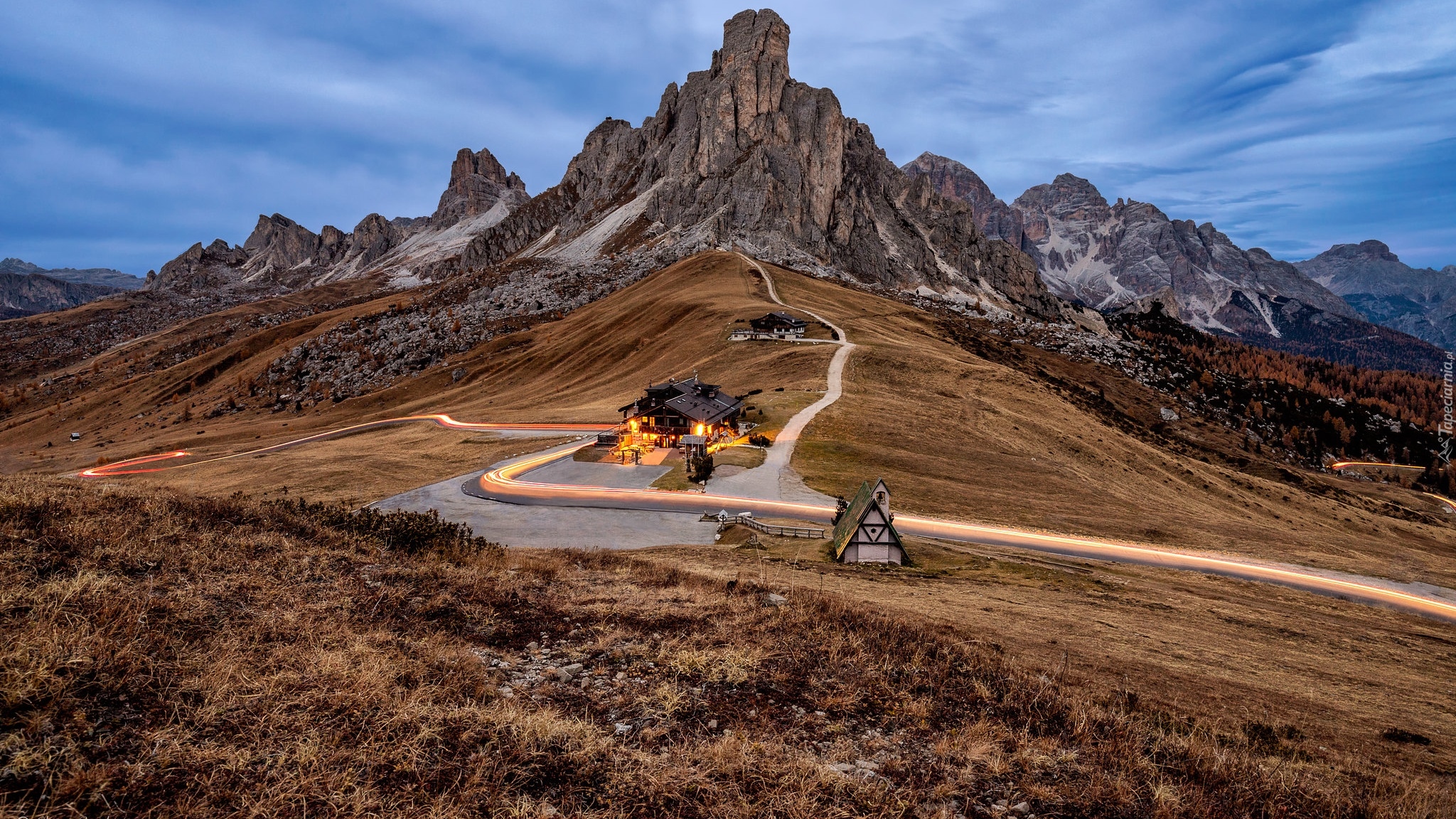 Góry, Dolomity, Przełęcz, Passo di Giau, Prowincja Belluno, Droga, Domy, Włochy, Jesień