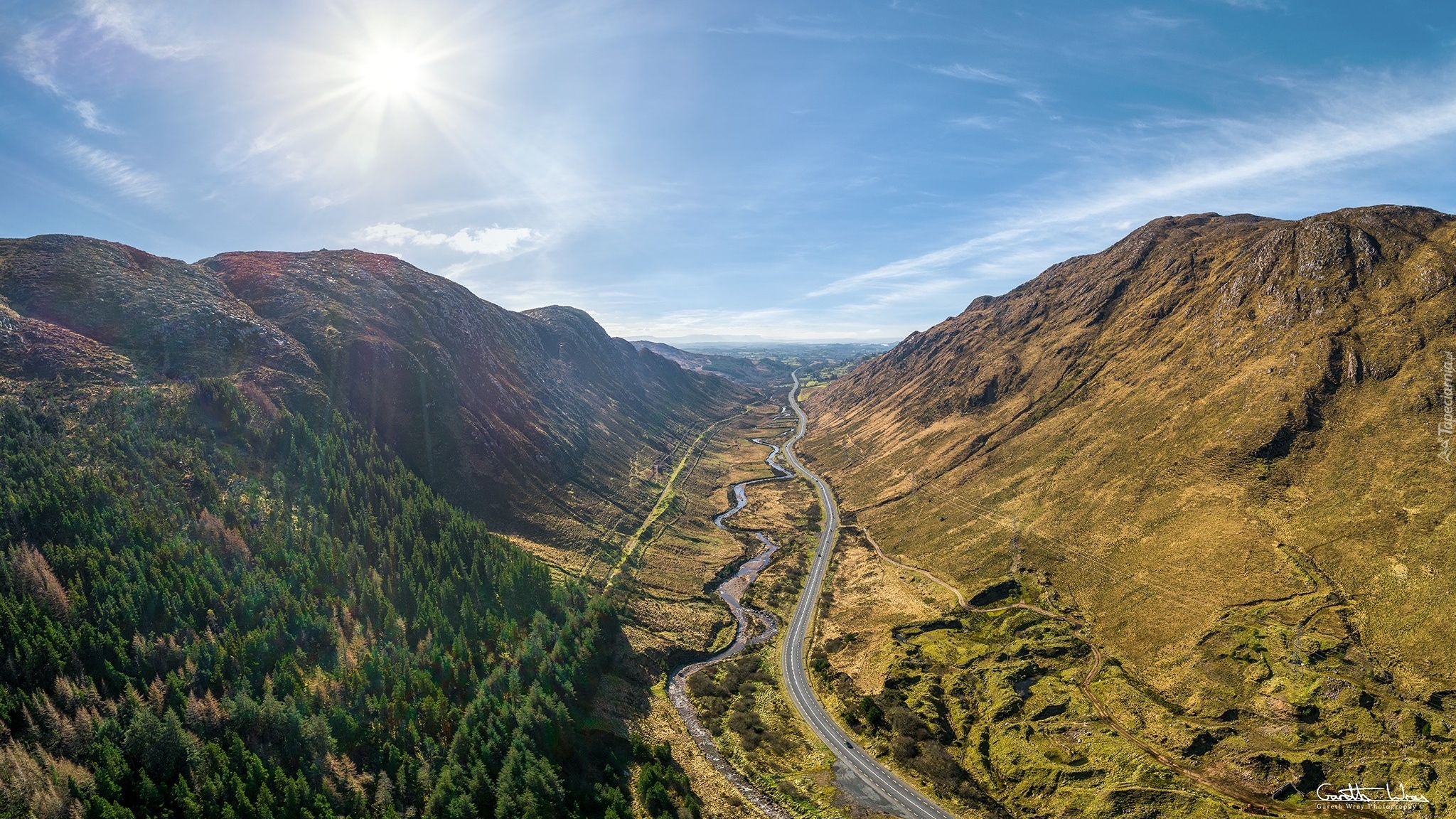 Irlandia, Hrabstwo Donegal, Góry, Blue Stack Mountains, Droga, Przełęcz Barnesmore Gap, Rzeka, Promienie słońca