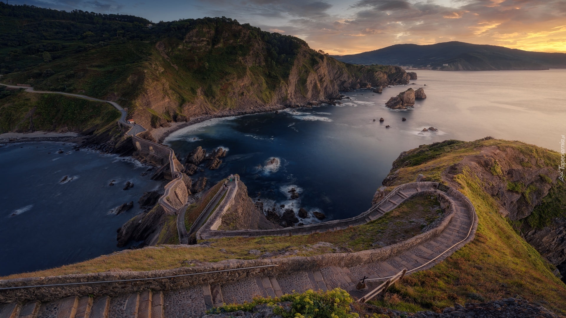 Góry, Morze, Zatoka Biskajska, Wybrzeże, Skały, Chmury, Wyspa San Juan de Gaztelugatxe, Hiszpania