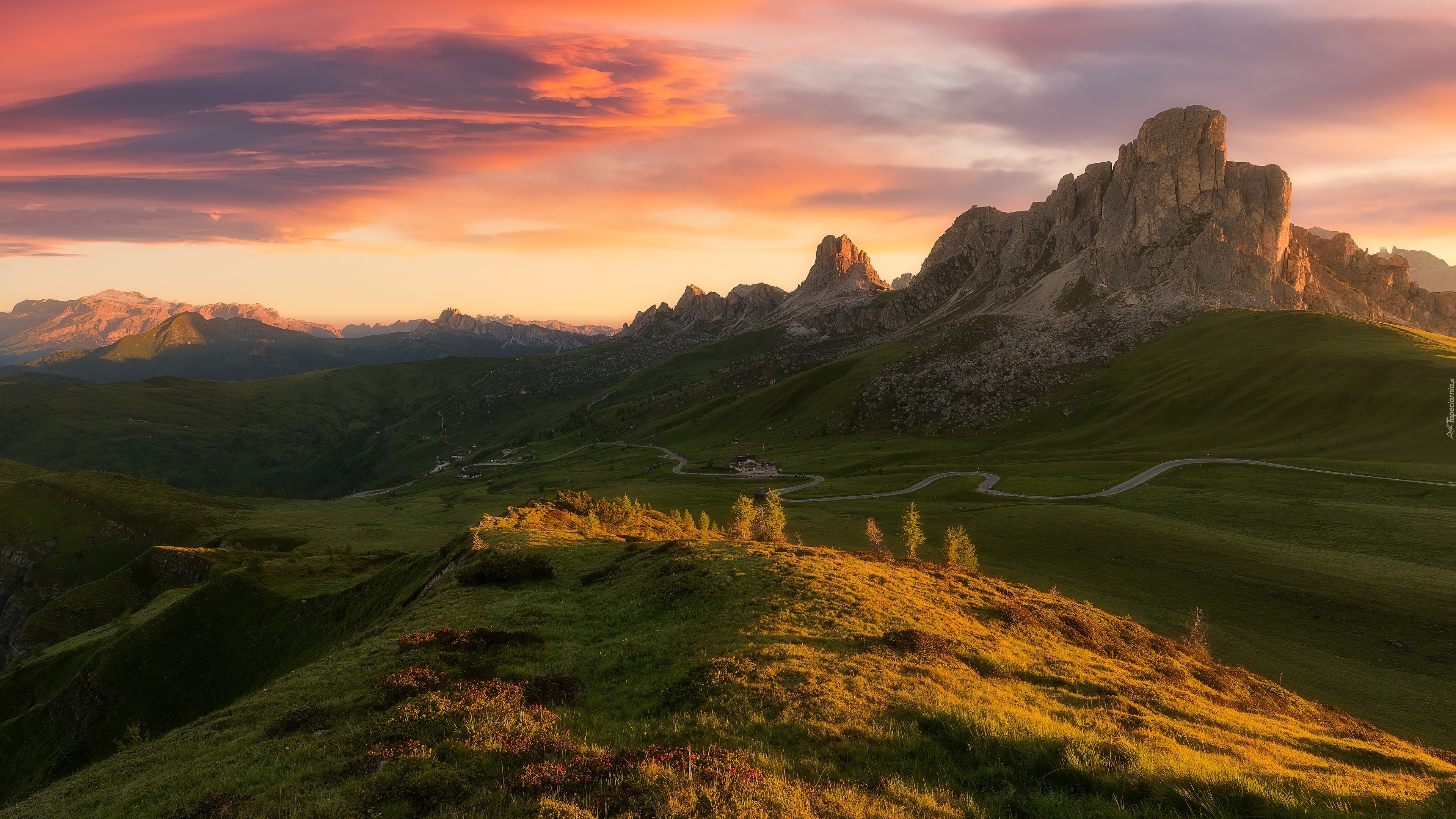 Dolomity, Przełęcz, Passo di Giau, Góry, Wzgórze, Kręta, Droga, Łąka, Zachód słońca, Prowincja Belluno, Włochy