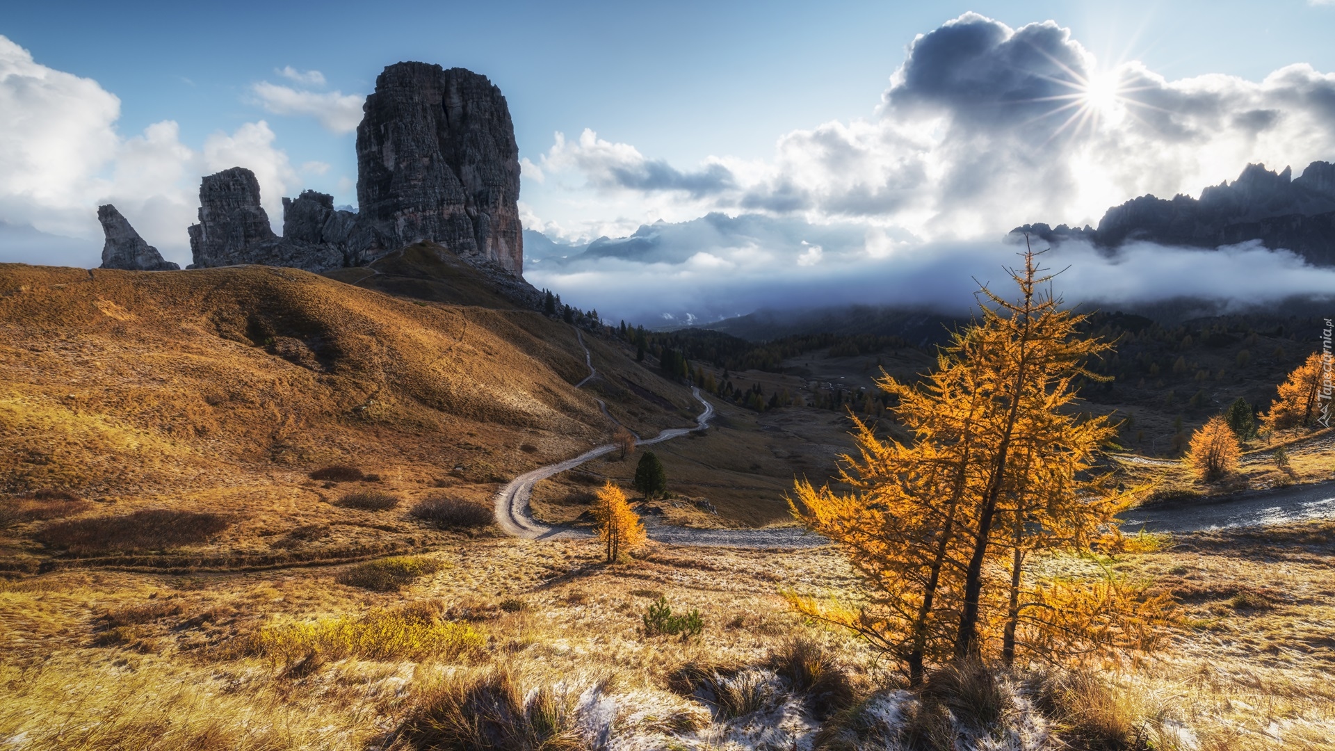 Góry, Dolomity, Skały, Cinque Torri, Szczyt, Torre Grande, Drzewa, Jesień, Droga, Promienie słońca, Chmury, Mgła, Włochy