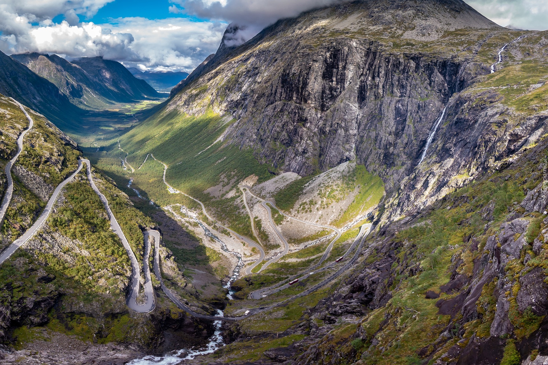 Góry, Droga Trolli, Wąwóz, Dolina Romsdalen, Gmina Rauma, Norwegia