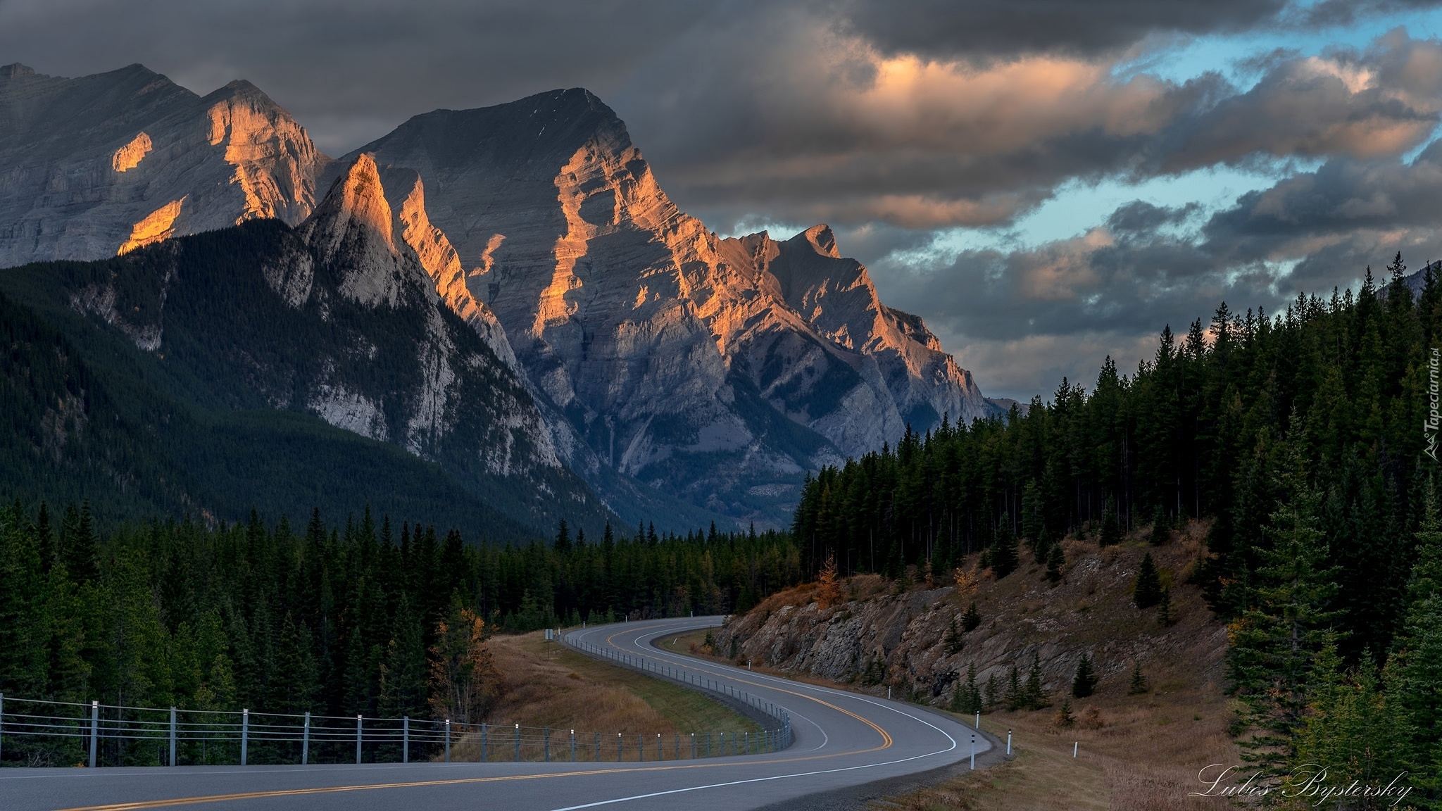 Góry, Canadian Rockies, Droga, Skały, Drzewa, Chmury, Kananaskis Country, Alberta, Kanada