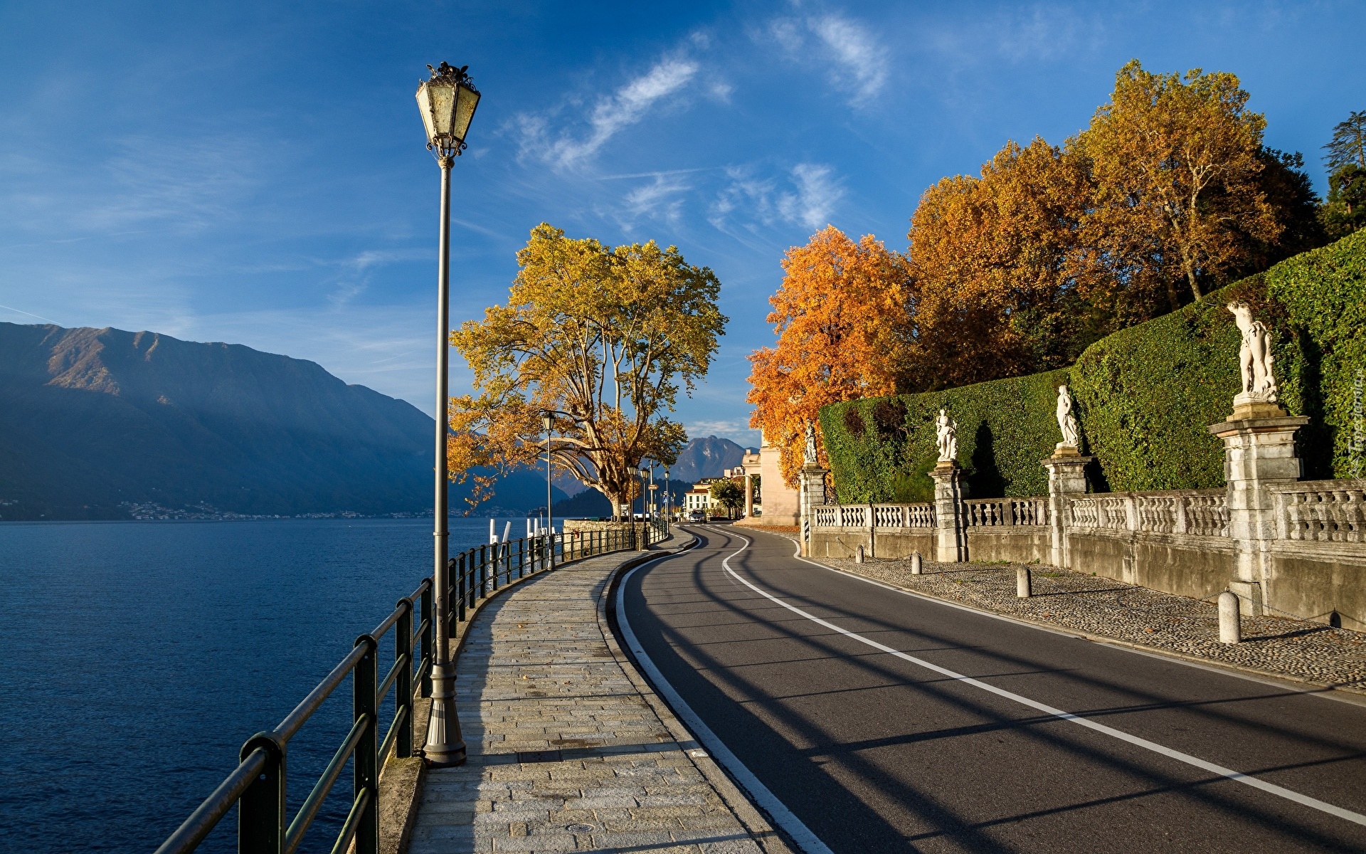 Włochy, Jezioro Como, Lago di Como, Droga, Latarnia, Jesień, Drzewa