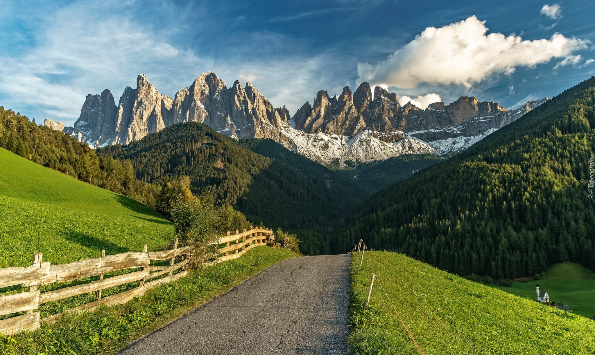 Włochy, Południowy Tyrol, Alpy, Dolomity, Góry, Masyw Odle, Dolina Val di Funes, Las, Droga, Ogrodzenie