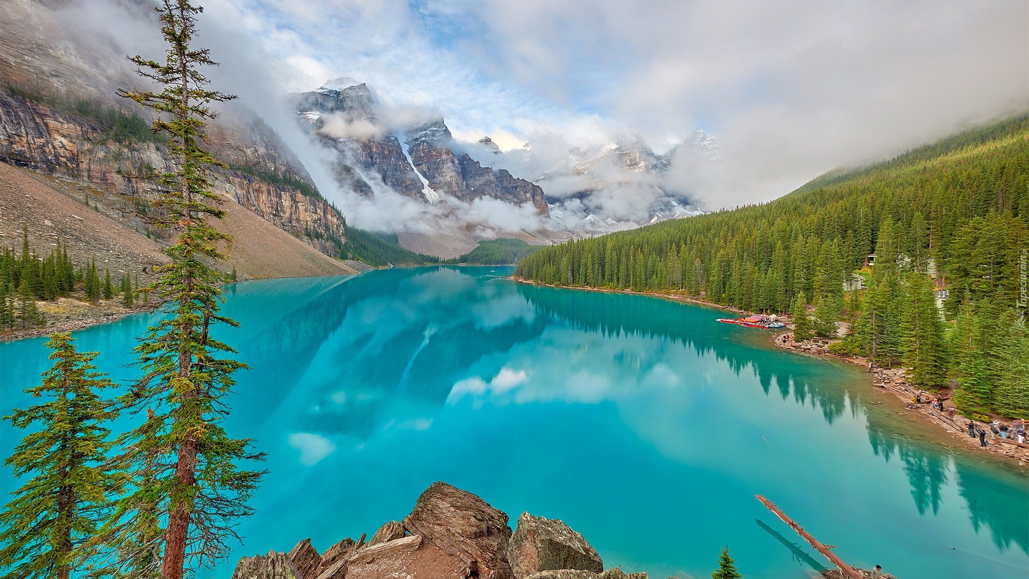 Kanada, Prowincja Alberta, Park Narodowy Banff, Góry, Jezioro, Moraine Lake, Drzewa, Mgła, Chmury