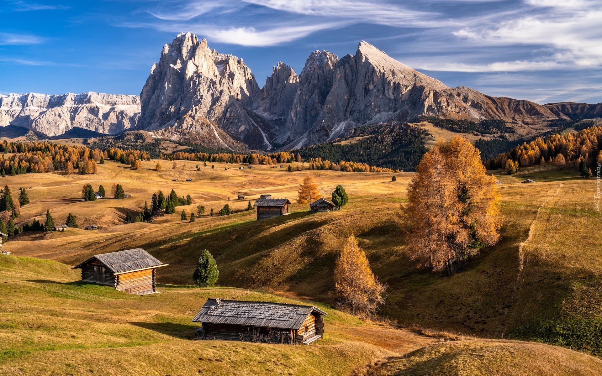 Włochy, Płaskowyż Seiser Alm, Dolina Val Gardena, Góry Sassolungo, Dolomity, Domy, Drzewa, Jesień