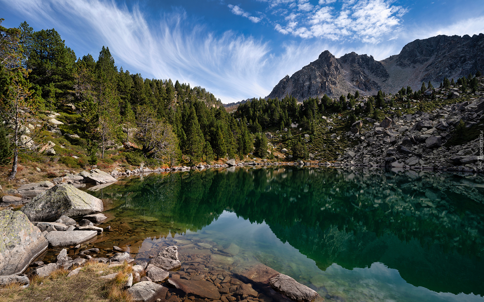 Andora, Pireneje, Estany Moreno, Góry, Kamienie, Jezioro, Las, Drzewa, Niebo, Chmury