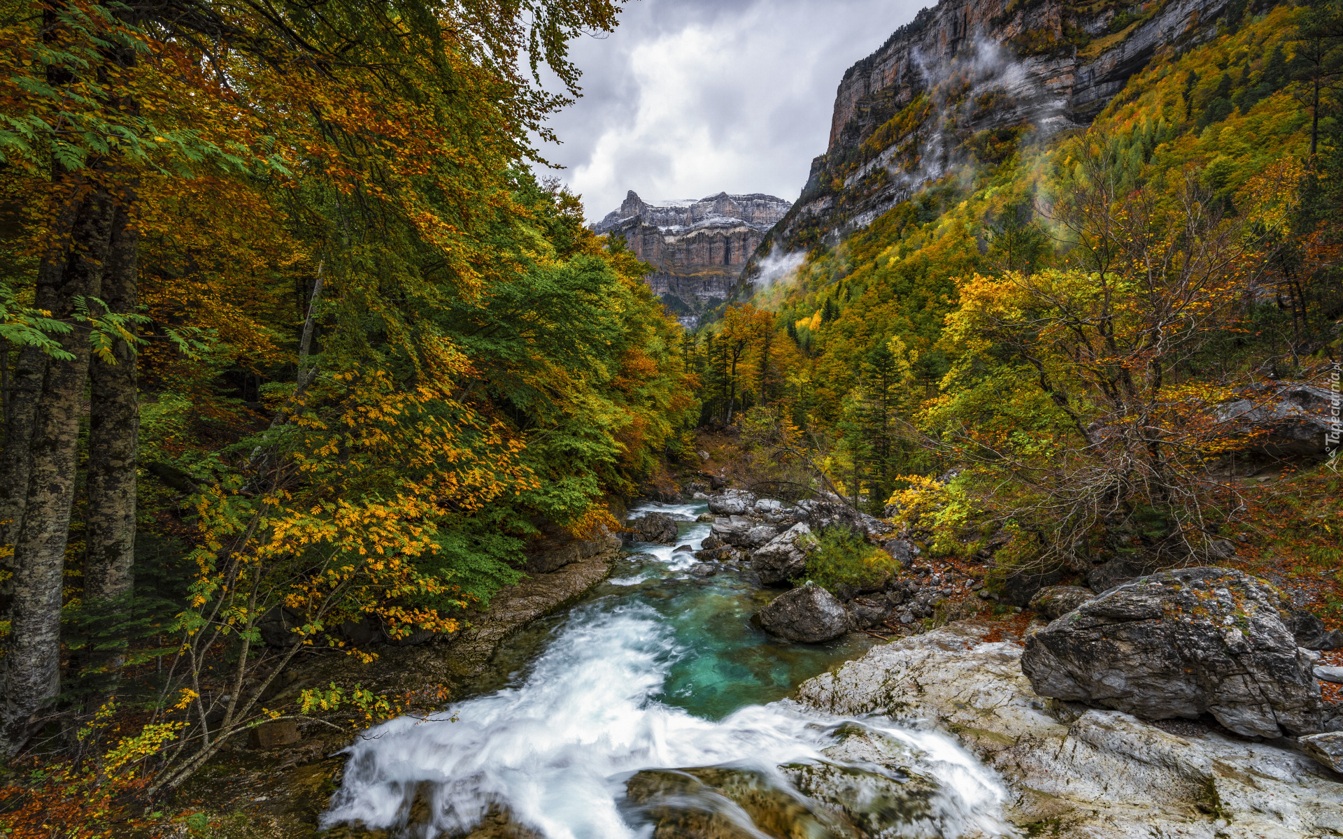 Hiszpania, Valle de Ordesa, Park Narodowy de Ordesa y Monte Perdido, Jesień, Las, Drzewa, Skały, Liście, Strumień, Kamienie, Niebo, Góry