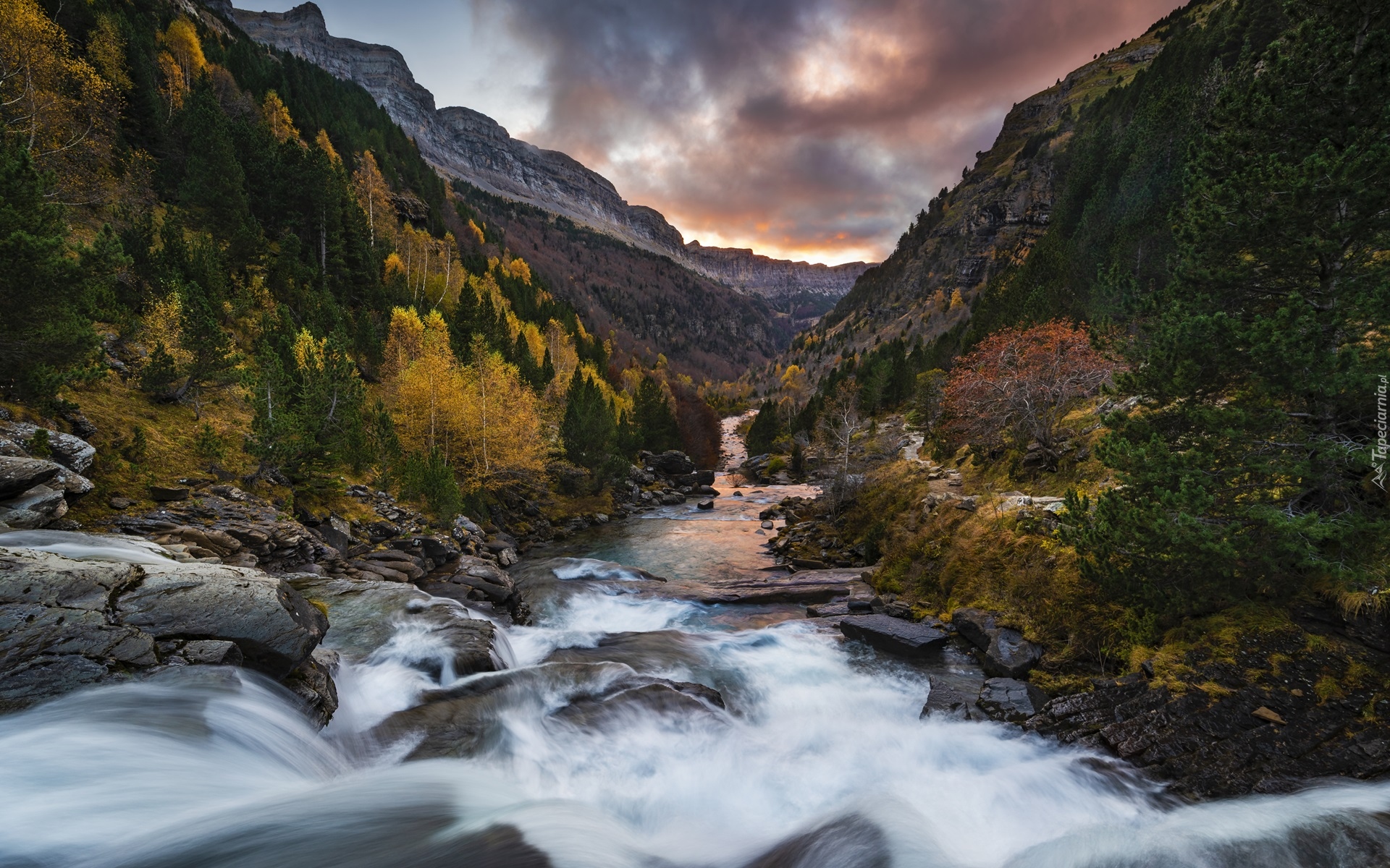 Góry, Rzeka, Kamienie, Drzewa, Lasy, Pireneje, Park Narodowy de Ordesa y Monte Perdido, Hiszpania